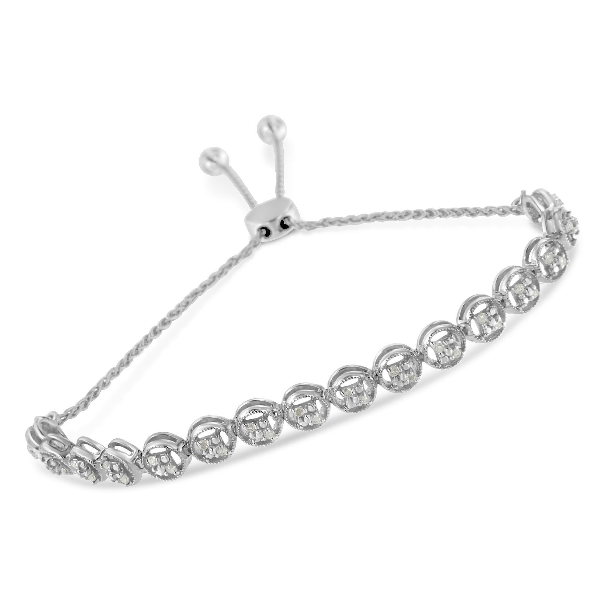 Il design accattivante e la struttura unica distinguono questo braccialetto da tutti gli altri. Il pezzo è realizzato in argento sterling 925 e impreziosito da un diamante da 0,25 carati. Questo bracciale ha 25 diamanti di qualità promo con taglio a