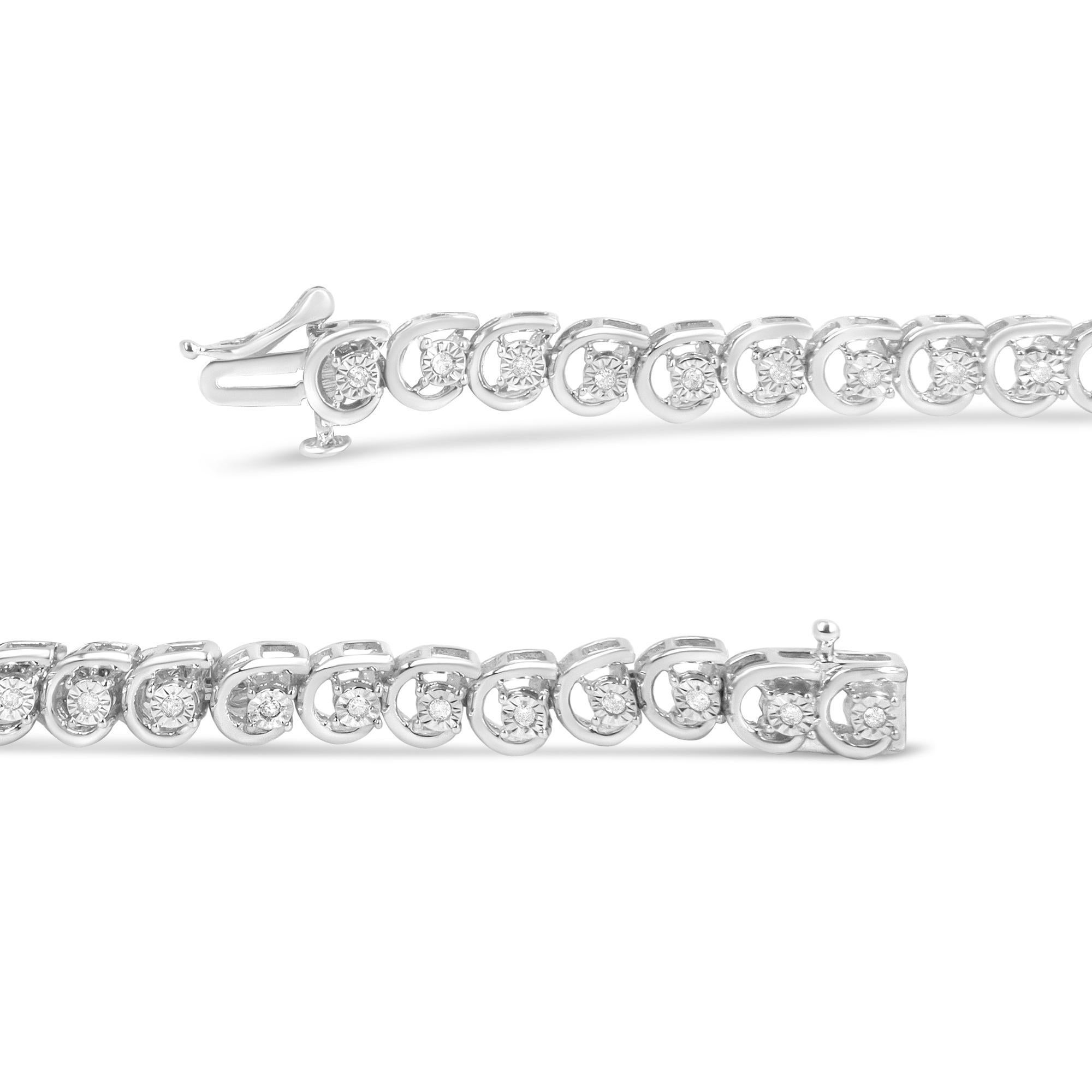 Dévoilez une élégance intemporelle avec cet exquis bracelet en argent sterling .925, plaqué au rhodium pour préserver son éclat. Chaque maillon, façonné dans la forme gracieuse de la lettre 