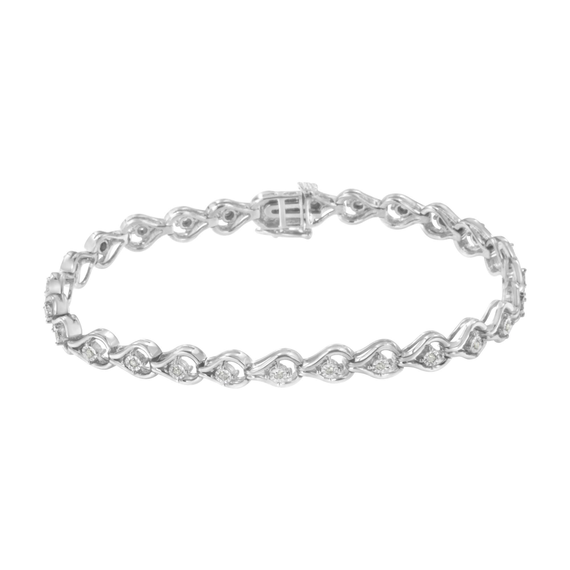 Goditi questo affascinante bracciale di diamanti che brilla con diamanti rotondi taglio brillante incastonati in maglie a goccia. Realizzato in fresco argento sterling, questo elegante design aggiunge un tocco di brillantezza a qualsiasi
