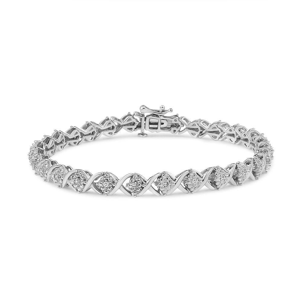 Con un peso total de diamantes de 1/4 cttw, esta pulsera de plata brillará en tu muñeca y realzará cualquier atuendo que elijas. Los eslabones en forma de 