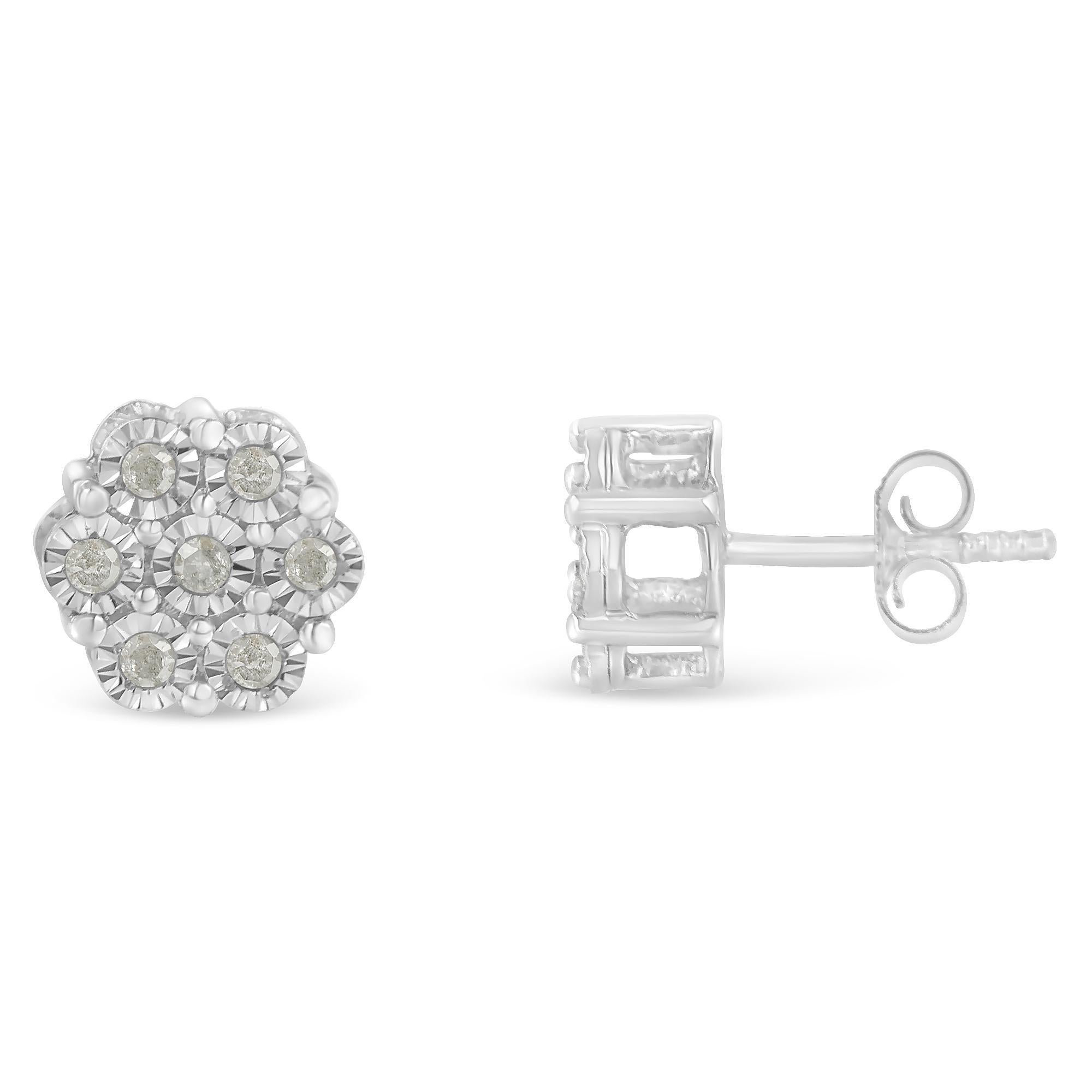 Questi bellissimi orecchini a grappolo a forma di fiore sono impreziositi da diamanti per un look elegante e lussuoso. Ogni diamante è incastonato al centro di una lastra miracolosa sfaccettata, un'incastonatura in stile illusione che fa sembrare