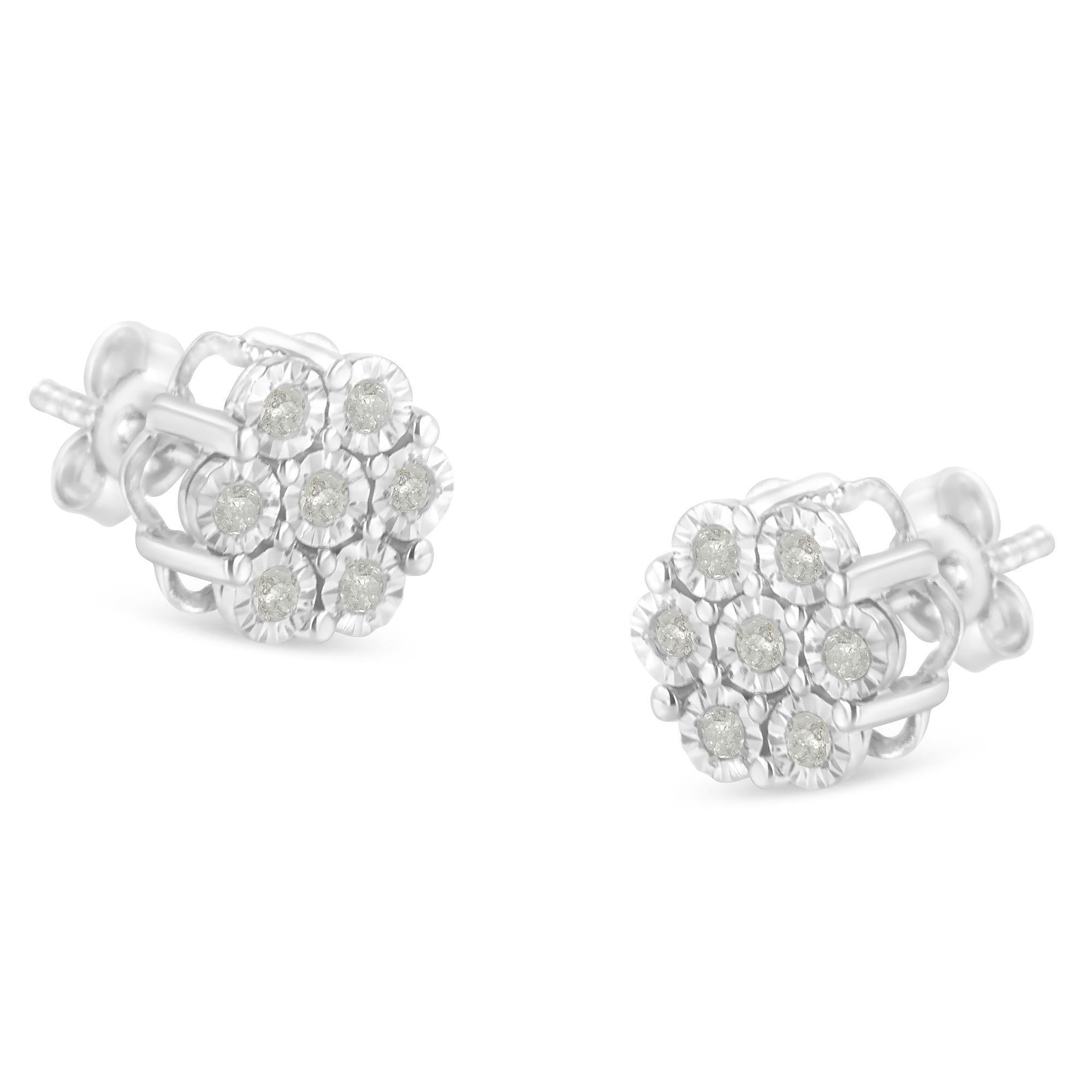 Moderno Orecchini a bottone in argento 925 con diamanti rotondi da 1/4 di carato e cluster floreali in vendita