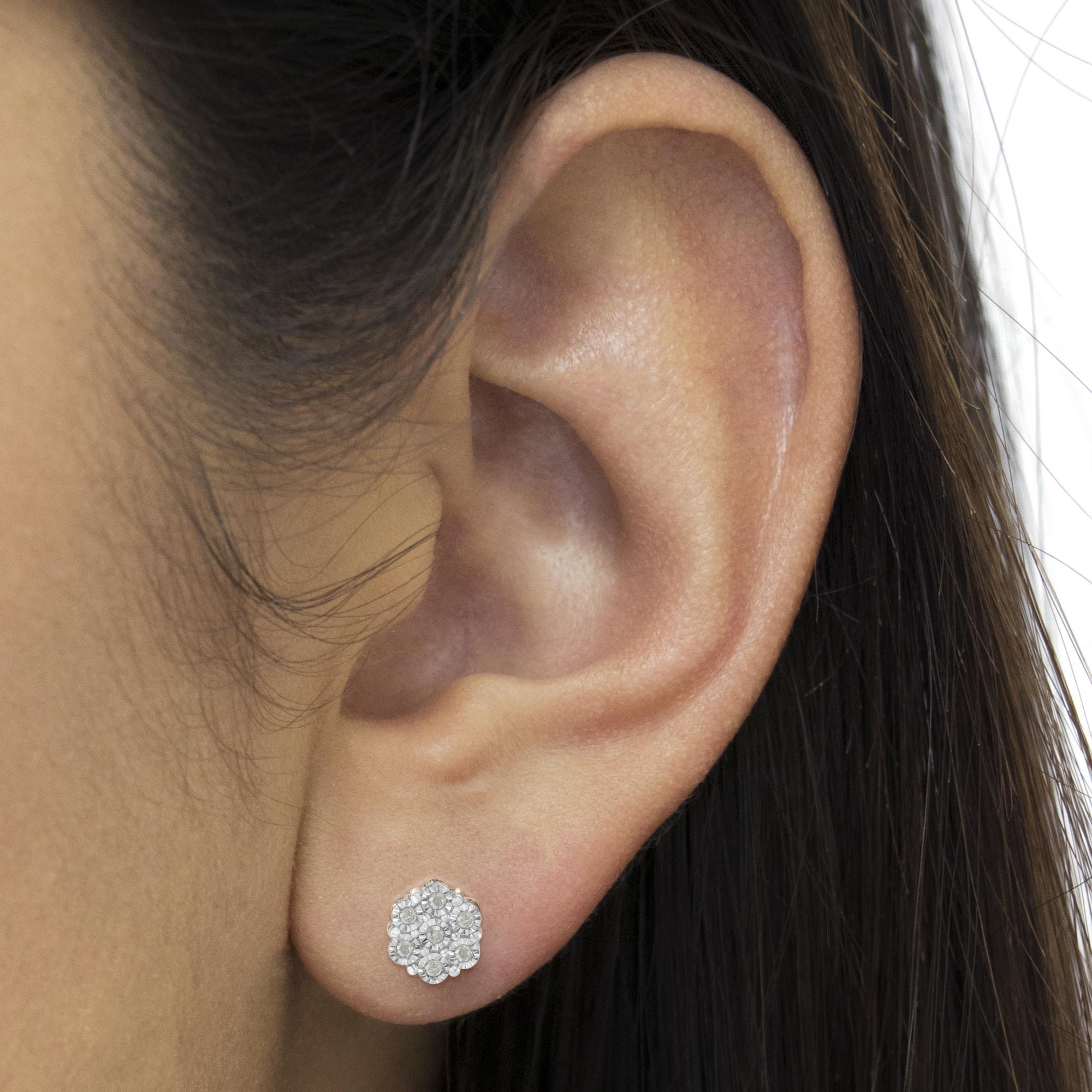 Orecchini a bottone in argento 925 con diamanti rotondi da 1/4 di carato e cluster floreali In condizioni Nuovo in vendita a New York, NY