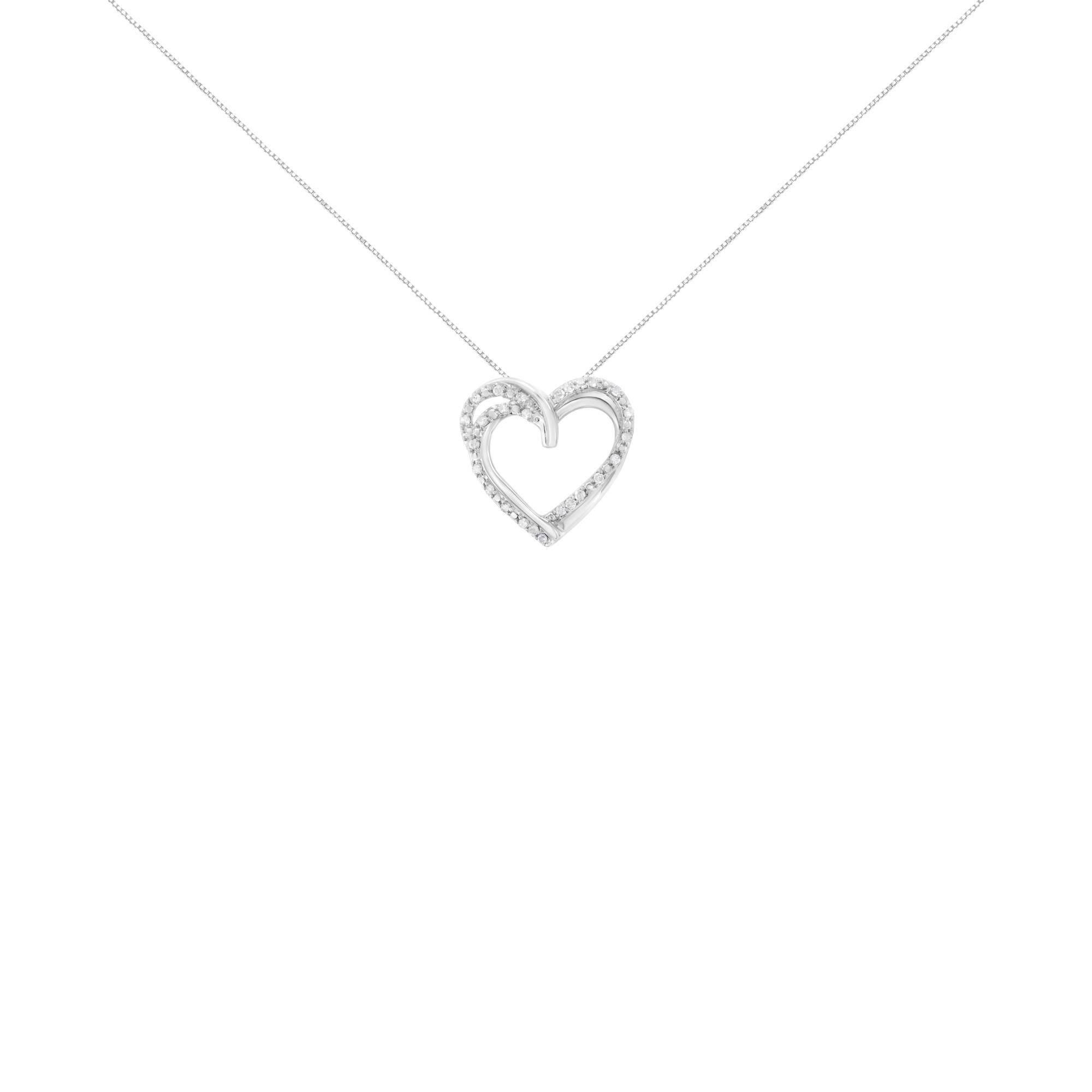 Questo splendido e classico ciondolo con diamante è realizzato in argento 925. Il design presenta un cuore a doppio anello che brilla con 1/4ct TDW di diamanti a taglio rotondo. Il ciondolo è sospeso lungo una catena a scatola che si chiude con un