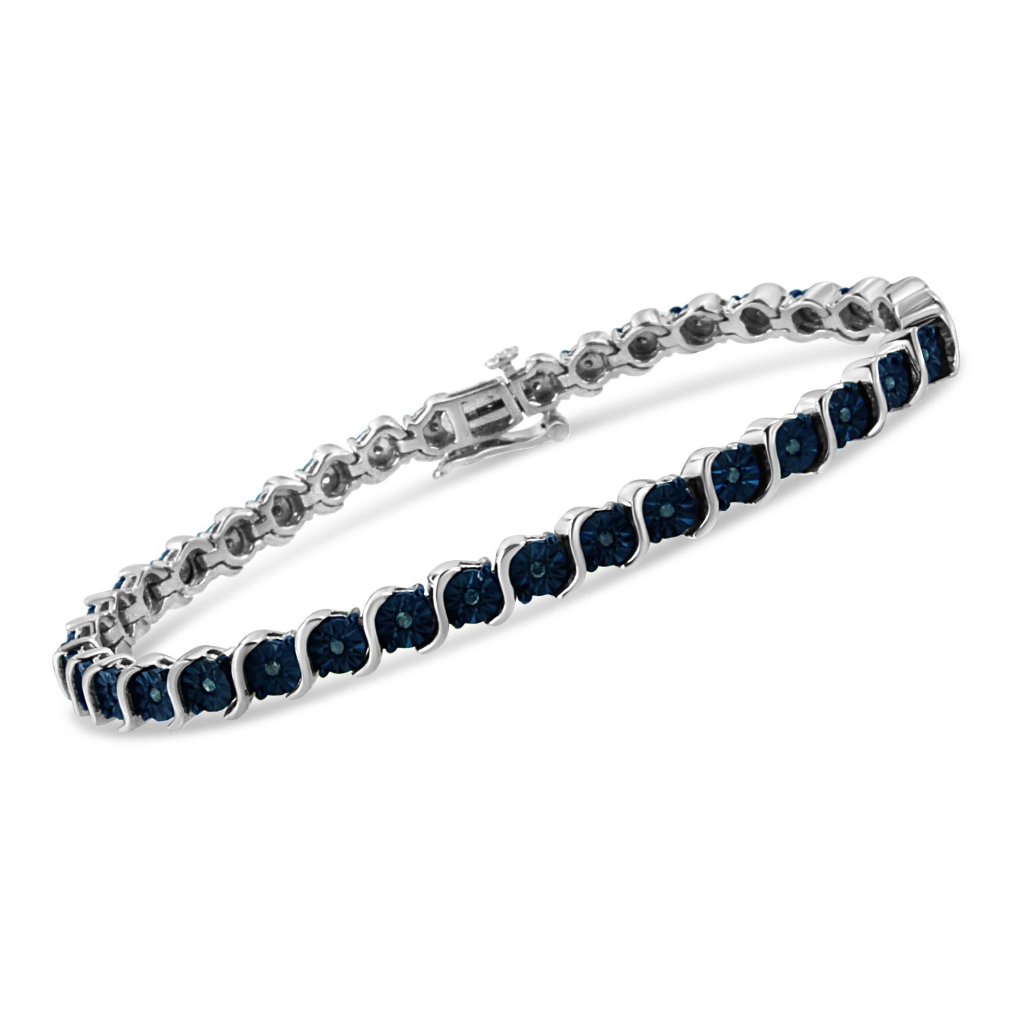 Llamativa y original, esta hermosa pulsera de tenis de plata de ley .925 está diseñada con 1/4 cttw de diamantes azules tratados. Los diamantes están tratados con color y engastados de milagro, y colocados entre eslabones en 
