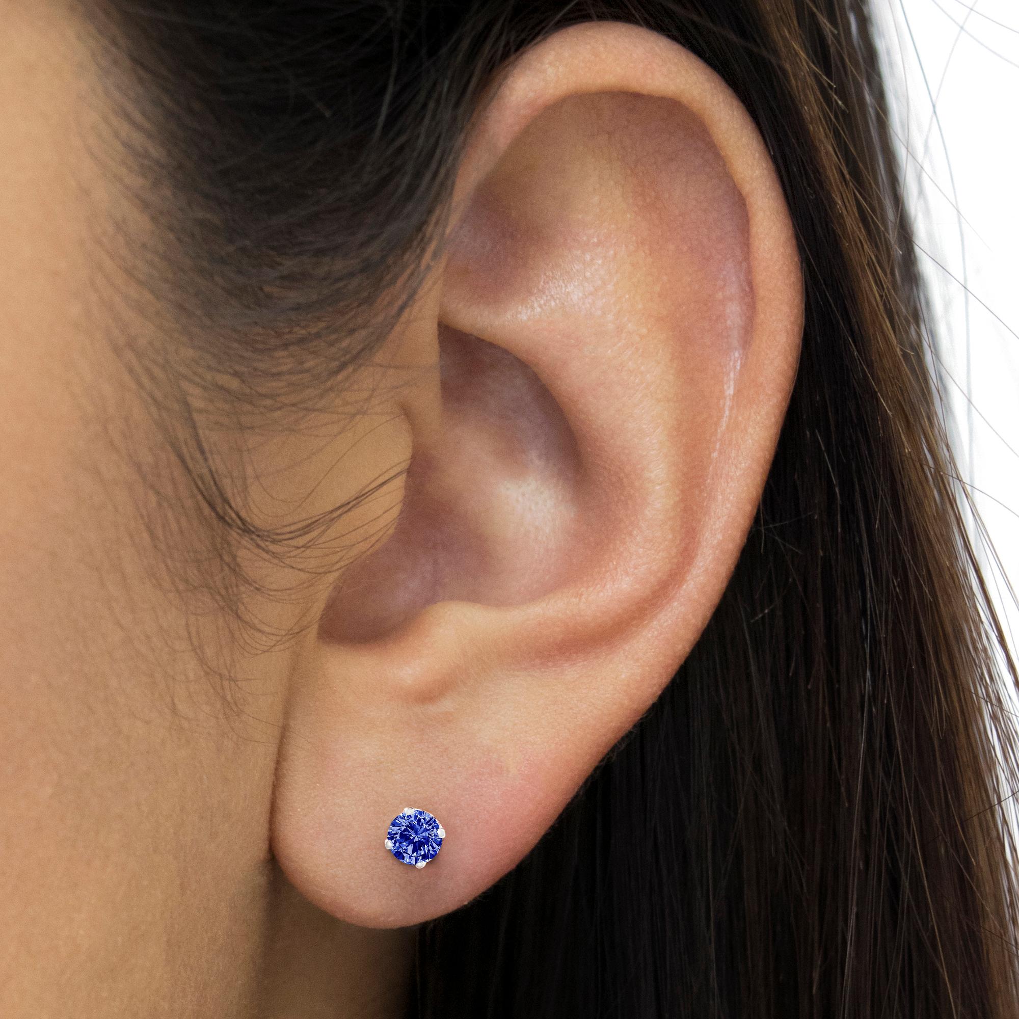 Taille ronde Clous d'oreilles en argent sterling .925 avec diamants bleus traités de 1/5 carat de taille ronde en vente