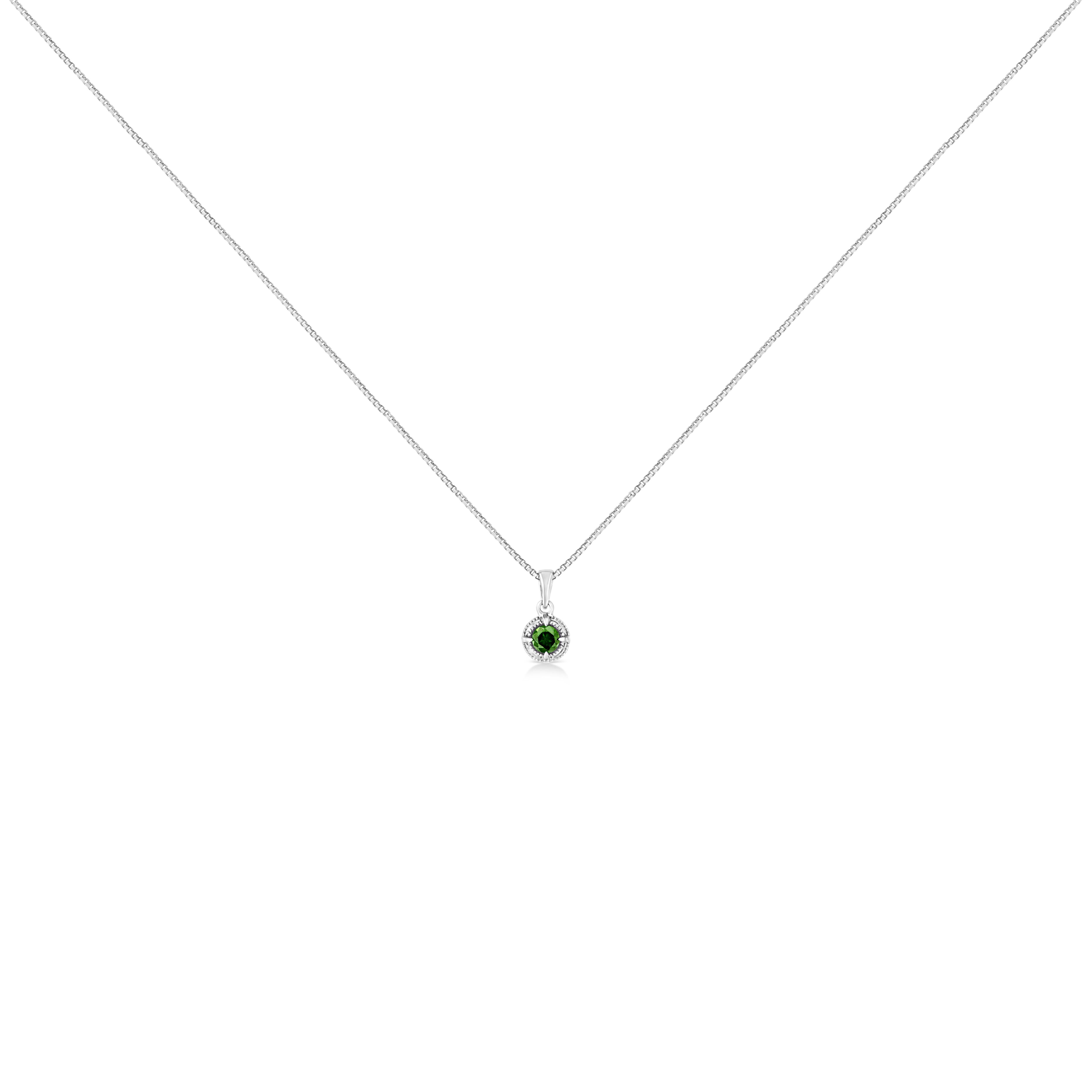 Algunas cosas hay que reinventarlas, por eso hemos creado esta vuelta de tuerca al collar de diamantes solitario. Este exclusivo collar de diamantes solitario tiene un único diamante verde tratado, engastado con 4 garras en una montura de plata de