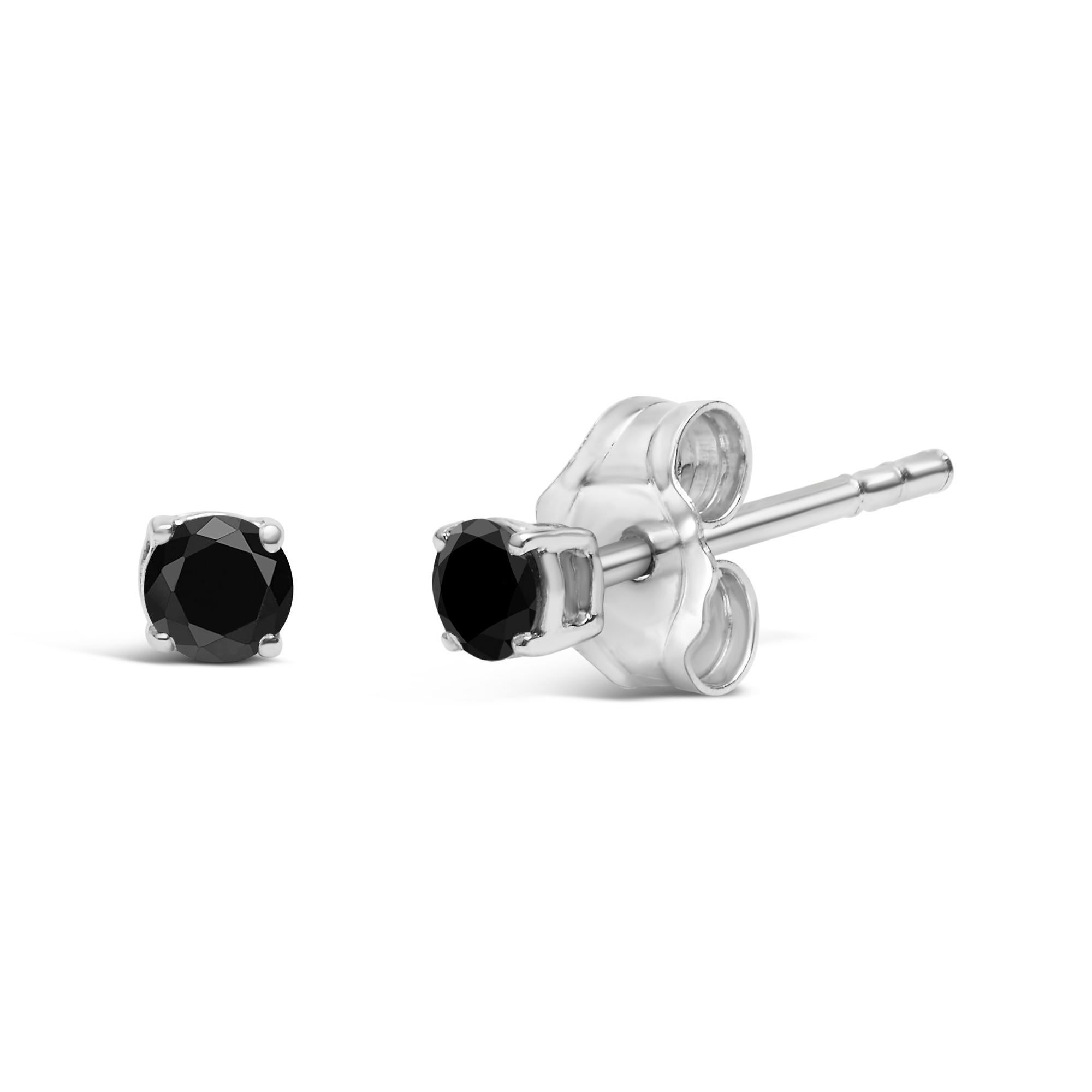 Scopri il fascino enigmatico di questi orecchini a perno in argento sterling, ognuno dei quali mostra un mistico diamante nero che sussurra storie di raffinatezza. Realizzata in pregiato argento 925 con una brillante placcatura in rodio, questa