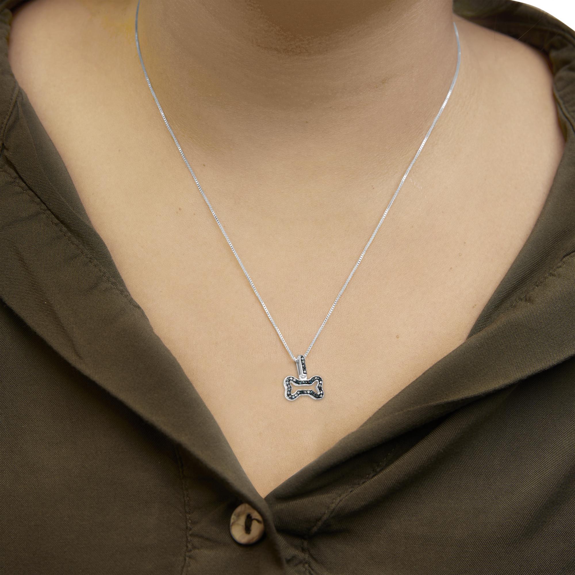 .925 Sterlingsilber 1/5 Cttw Blauer Diamant-Halskette mit Hundeknochen-Anhänger (Rundschliff) im Angebot