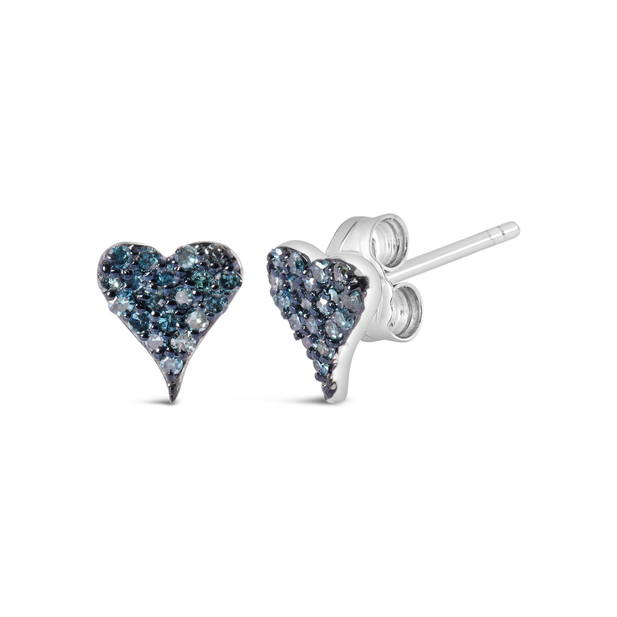 Scopri il fascino incantevole di questi orecchini a perno a forma di cuore, meticolosamente realizzati in argento sterling 925 e impreziositi da una costellazione di diamanti blu naturali estratti dalla terra. Ogni gemma, trattata per esaltare la