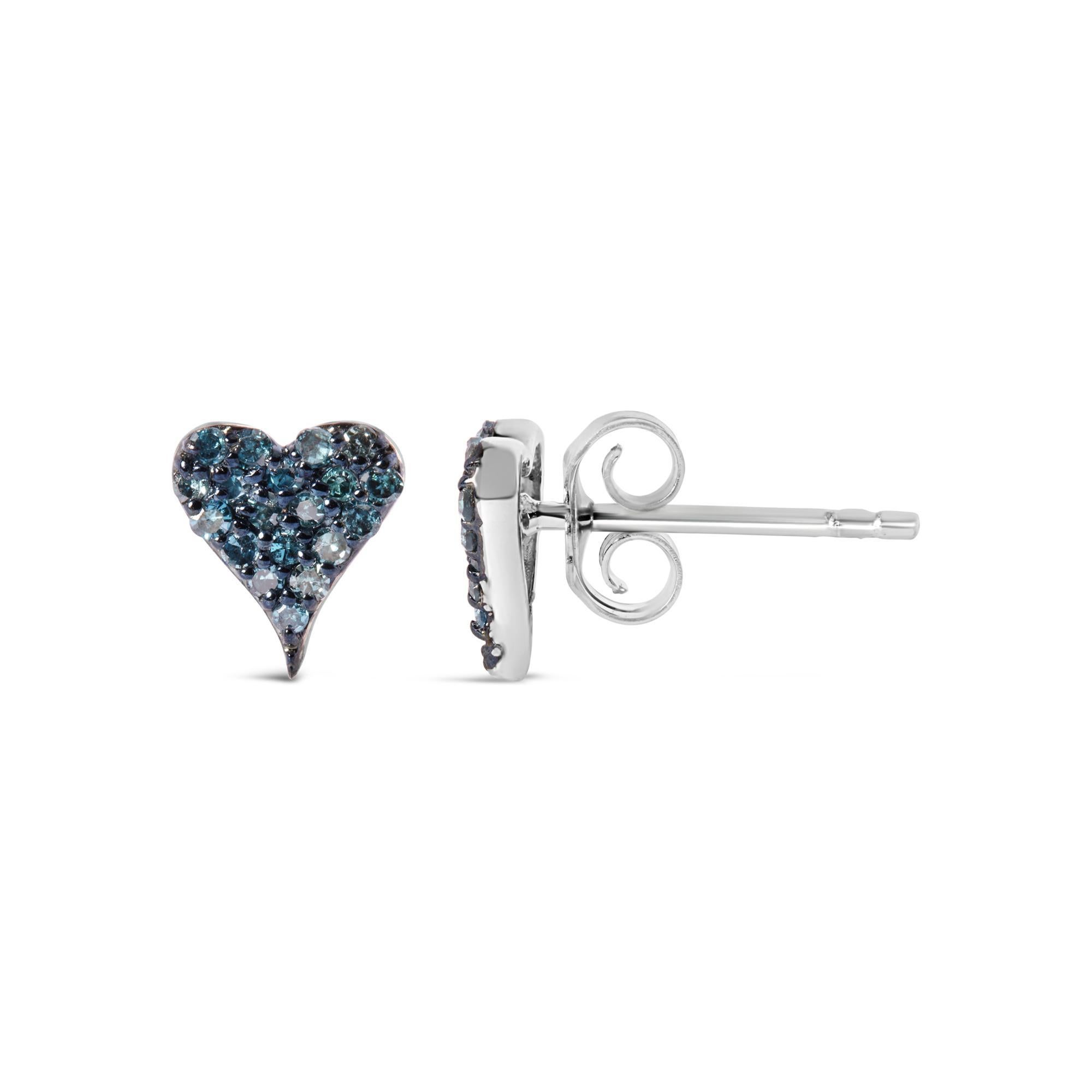 Moderno Orecchini a perno a forma di cuore in argento 925 con diamante blu da 1/5 Cttw in vendita