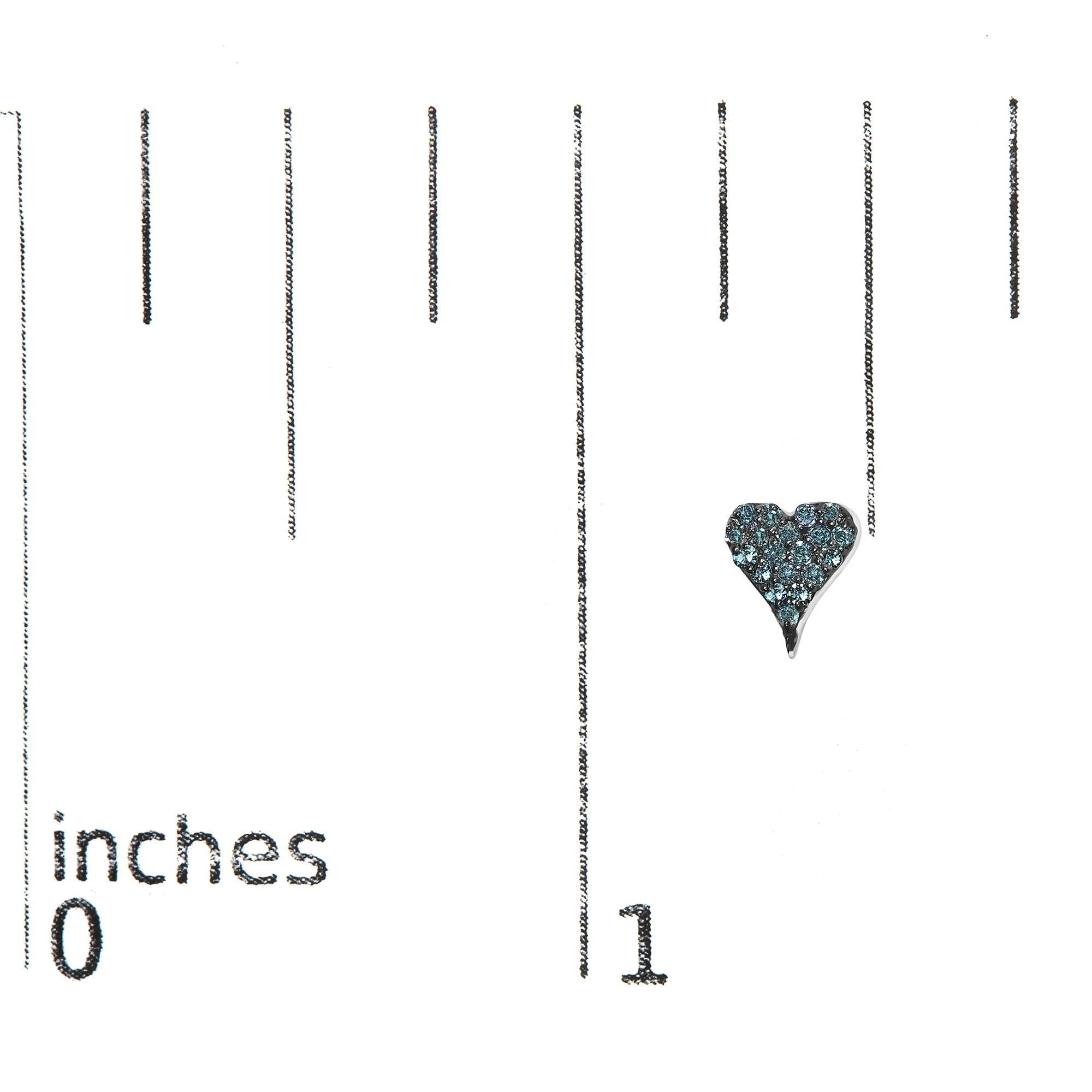 Orecchini a perno a forma di cuore in argento 925 con diamante blu da 1/5 Cttw In condizioni Nuovo in vendita a New York, NY