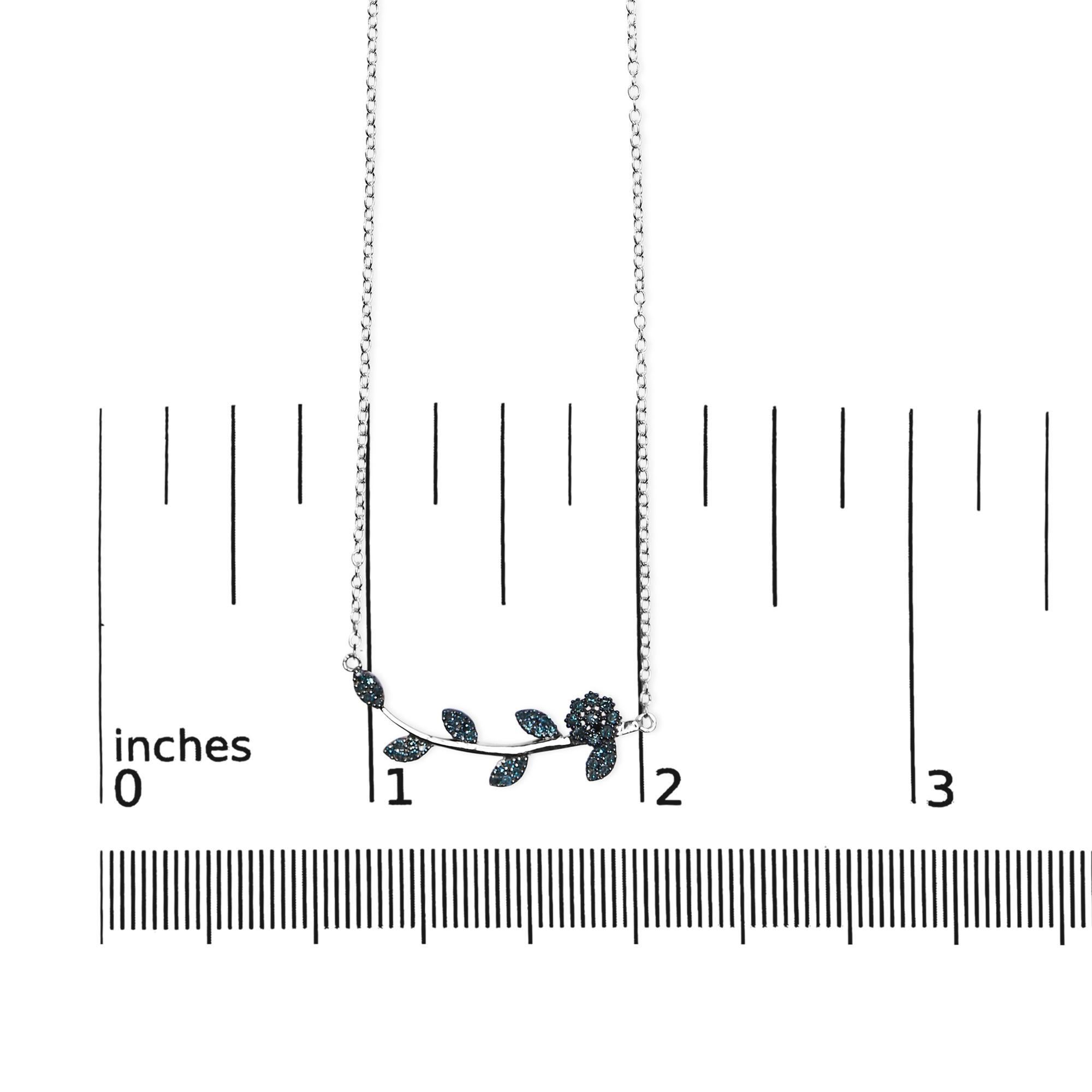 Collana con ciondolo a forma di foglia e ramo in argento 925 con diamante blu da 1/5 Cttw In condizioni Nuovo a New York, NY