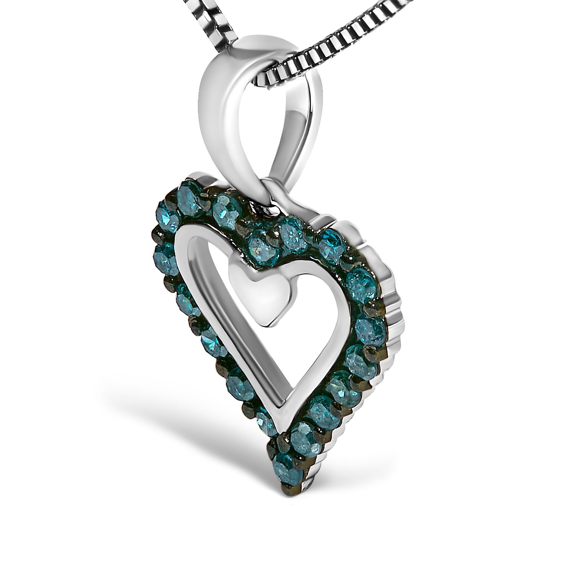 Moderno Collana con ciondolo a cuore aperto in argento 925 con diamanti blu da 1/5 ctw in vendita