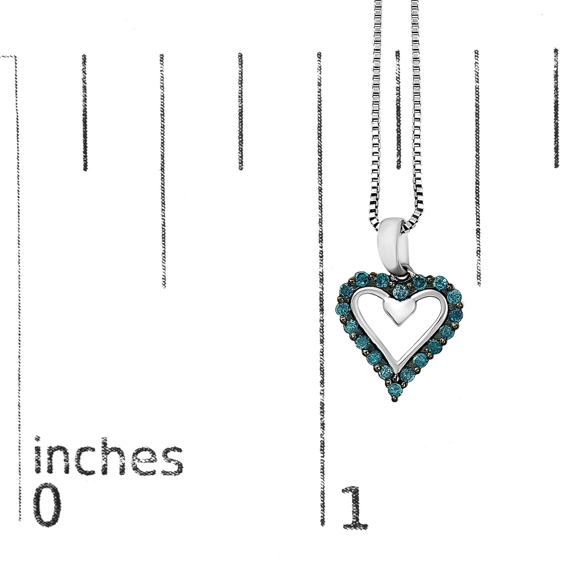 Collana con ciondolo a cuore aperto in argento 925 con diamanti blu da 1/5 ctw In condizioni Nuovo in vendita a New York, NY