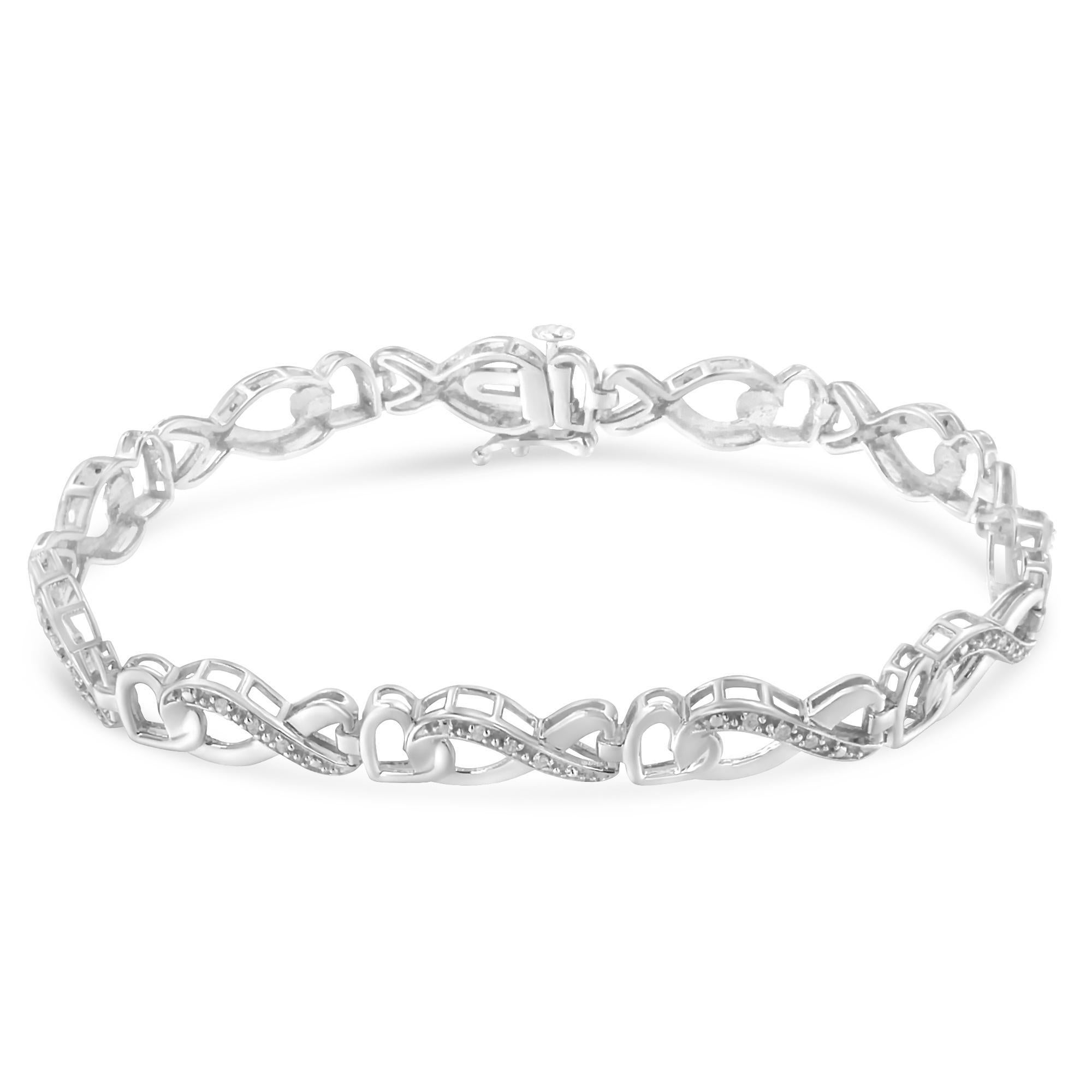 Elegante y atemporal, esta magnífica pulsera de eslabones de plata de ley presenta 0,2 quilates de peso total de diamantes redondos, con la friolera de 33 piedras en total. La pulsera tenis presenta eslabones con un símbolo de infinito adornado con