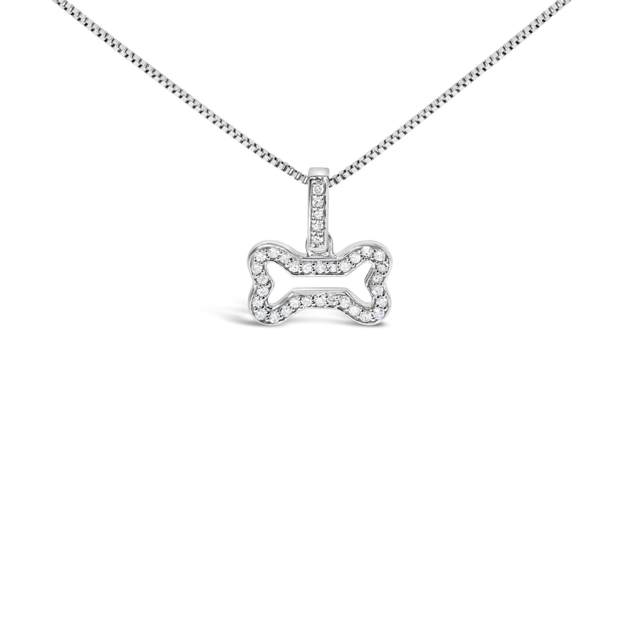 Eleganza stravagante con questa collana in argento 925, squisitamente modellata in un affascinante osso di cane, simbolo di compagnia fedele e amore incondizionato. Ogni dettaglio del ciondolo è curato nei minimi dettagli, con una placcatura in