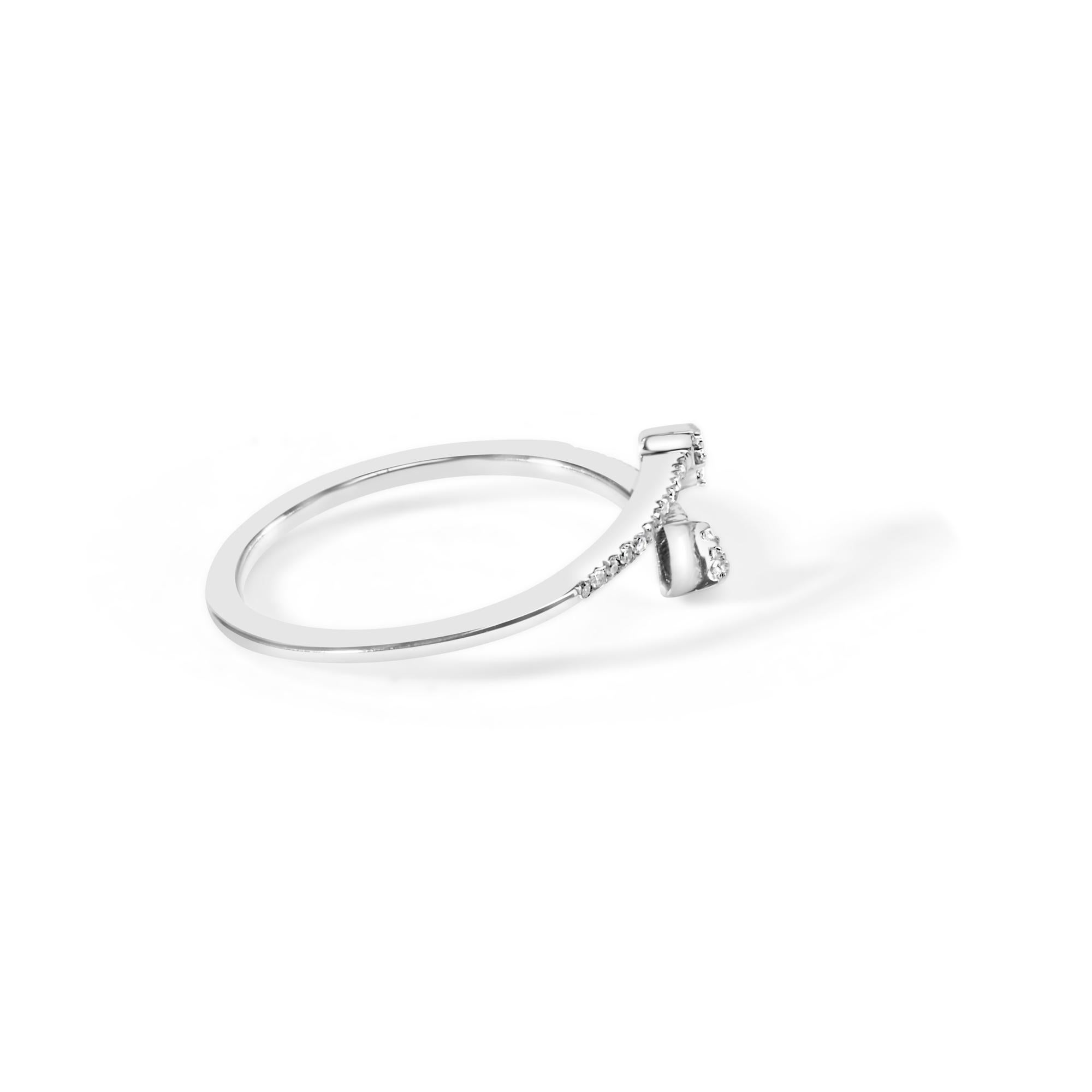 Embarquez pour un voyage de style et de symbolisme avec notre bague ouverte Diamond Double Arrowhead. Fabriquée en argent sterling .925, cette bague incarne à la fois l'élégance et la force. Orné de 34 diamants ronds naturels totalisant 1/5 carats,
