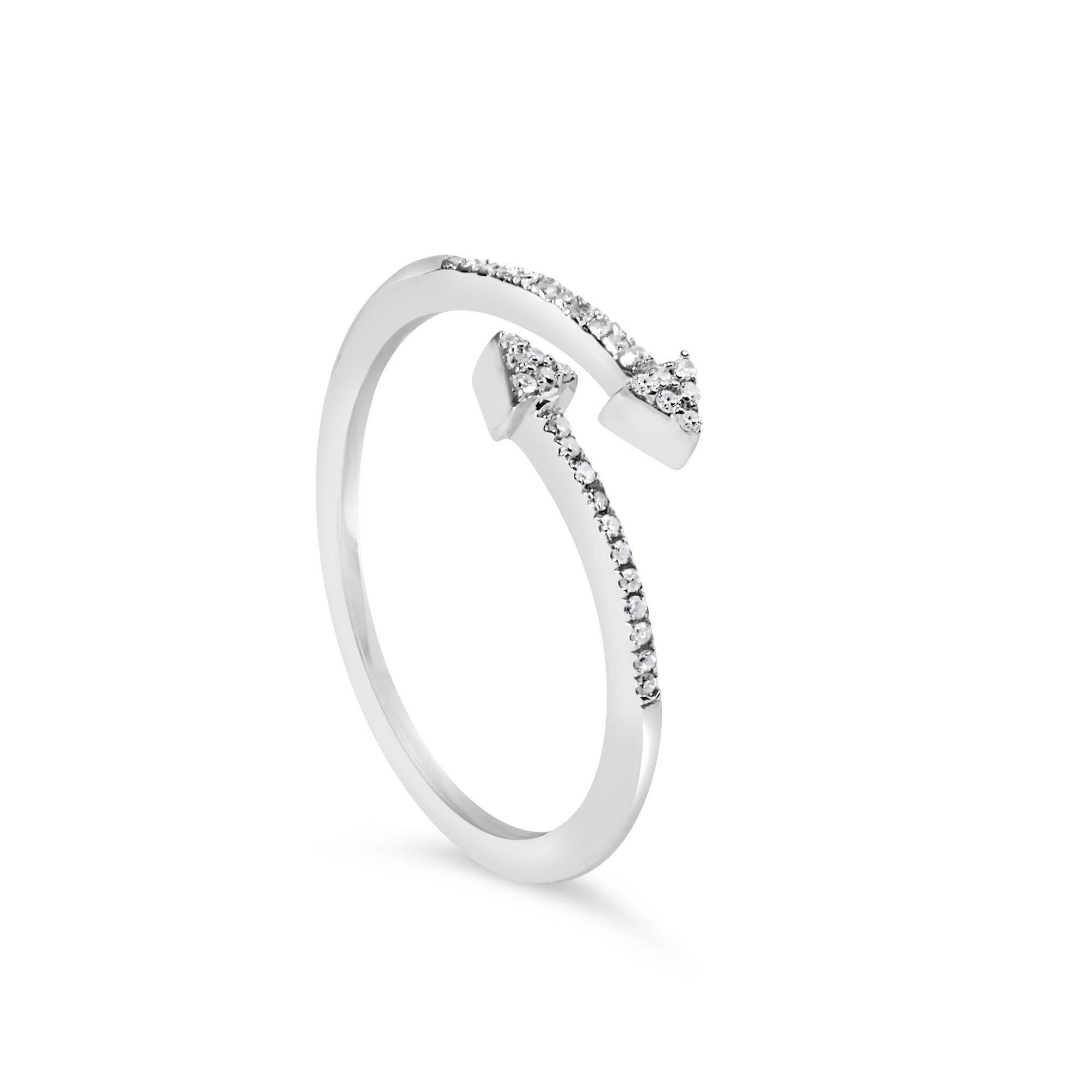 Taglio rotondo Anello aperto con doppia punta di freccia in argento 925 con diamante da 1/5 Cttw in vendita