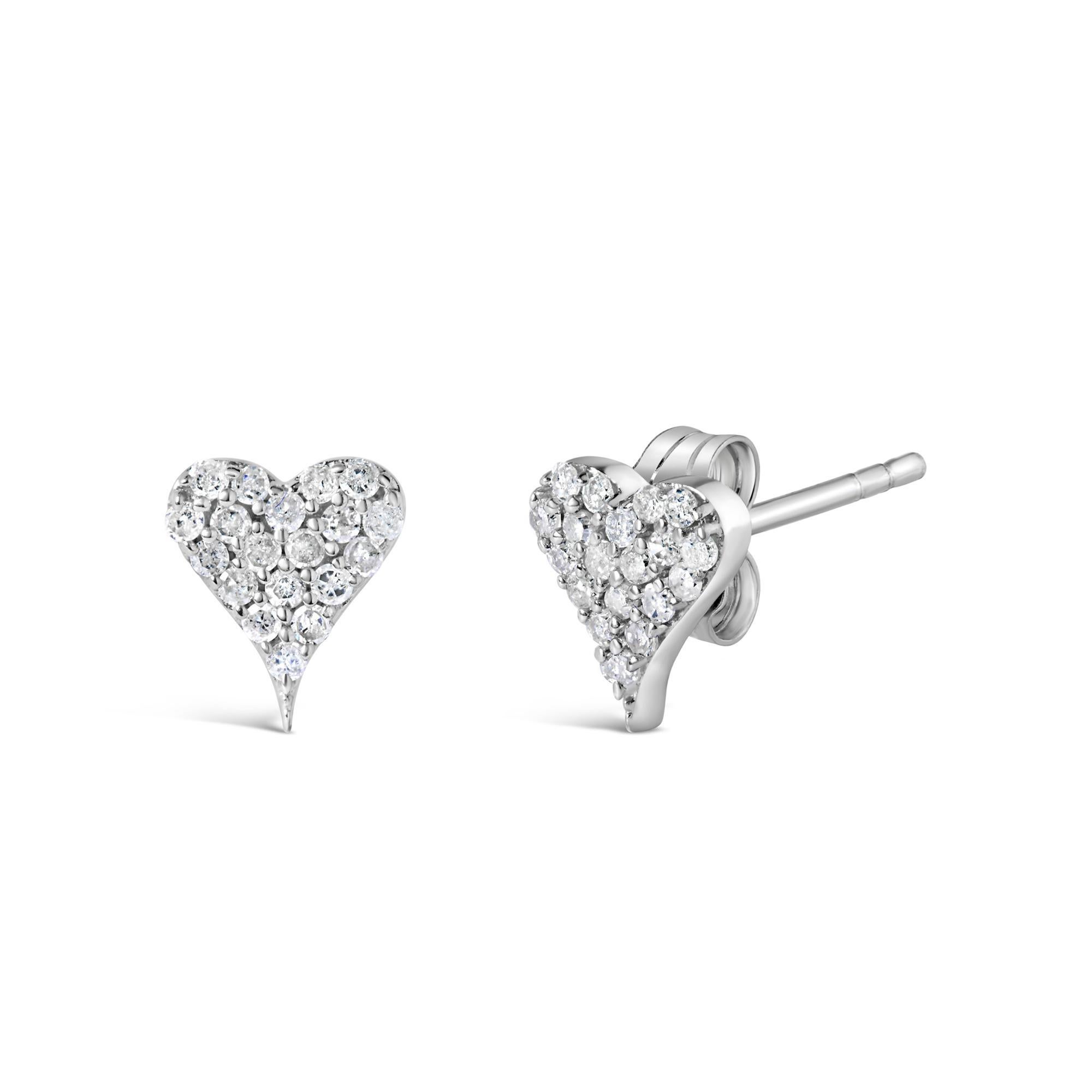Realizzati in argento sterling 925 e impreziositi da una luminosa placcatura in rodio, questi splendidi orecchini a perno celebrano l'intramontabile simbolo dell'amore. Ogni orecchino è delicatamente modellato a forma di cuore e ornato da diamanti