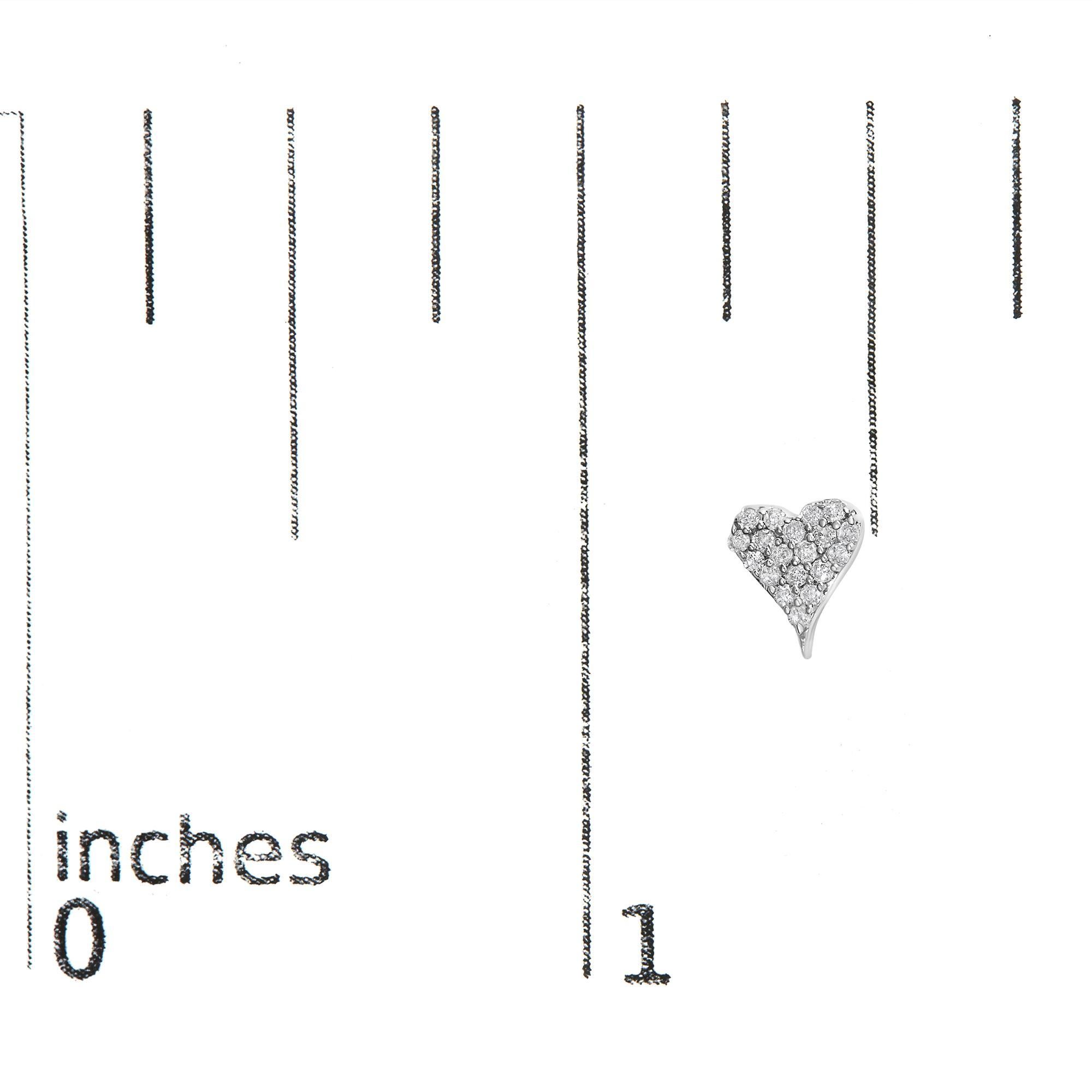 Orecchini a perno a forma di cuore con diamante da 1/5 Cttw in .925 Sterling Silver In condizioni Nuovo in vendita a New York, NY