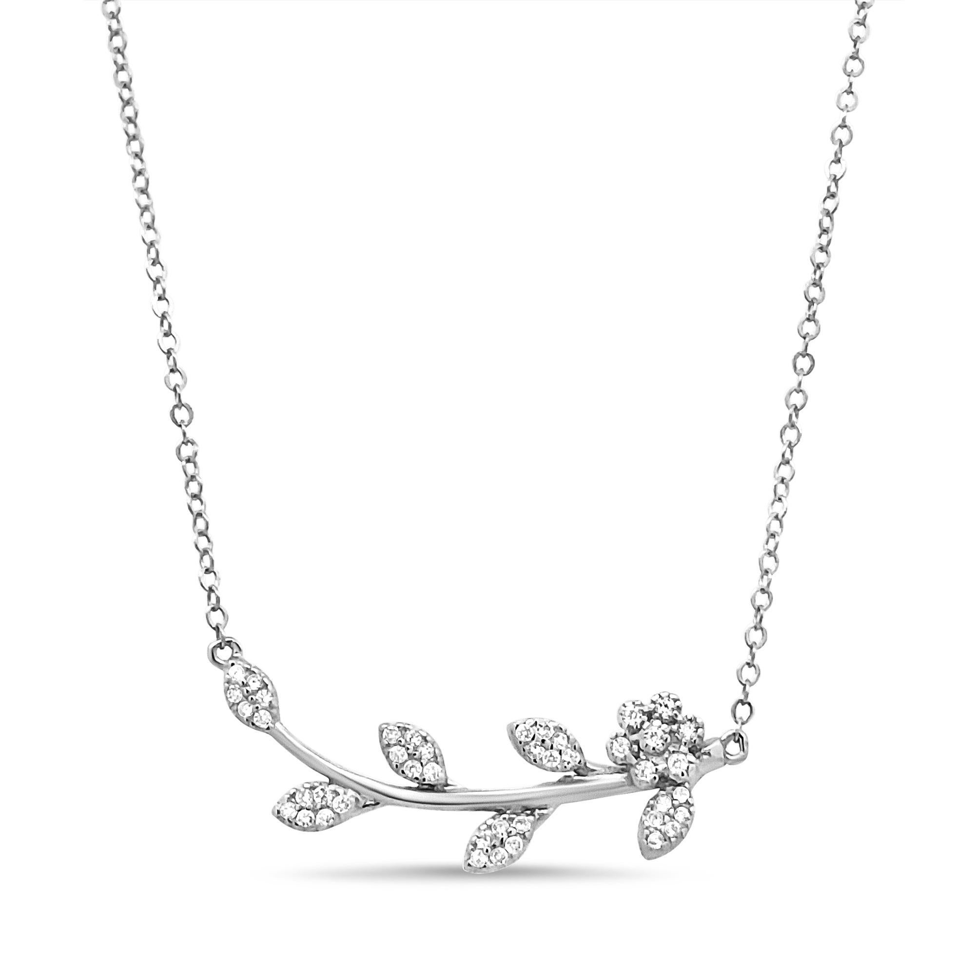 Eleganza della natura con questo raffinato ciondolo in argento sterling 925 placcato in rodio, realizzato con un bizzarro motivo di rami e foglie che evoca la serena bellezza della foresta. Adornata da diamanti naturali estratti dalla terra per un