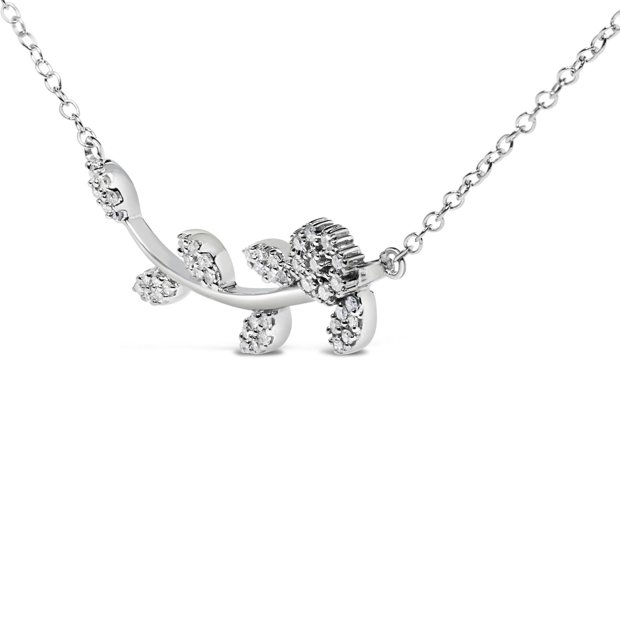 Moderno Collana con ciondolo a forma di foglia e ramo in argento 925 con diamante da 1/5 Cttw in vendita