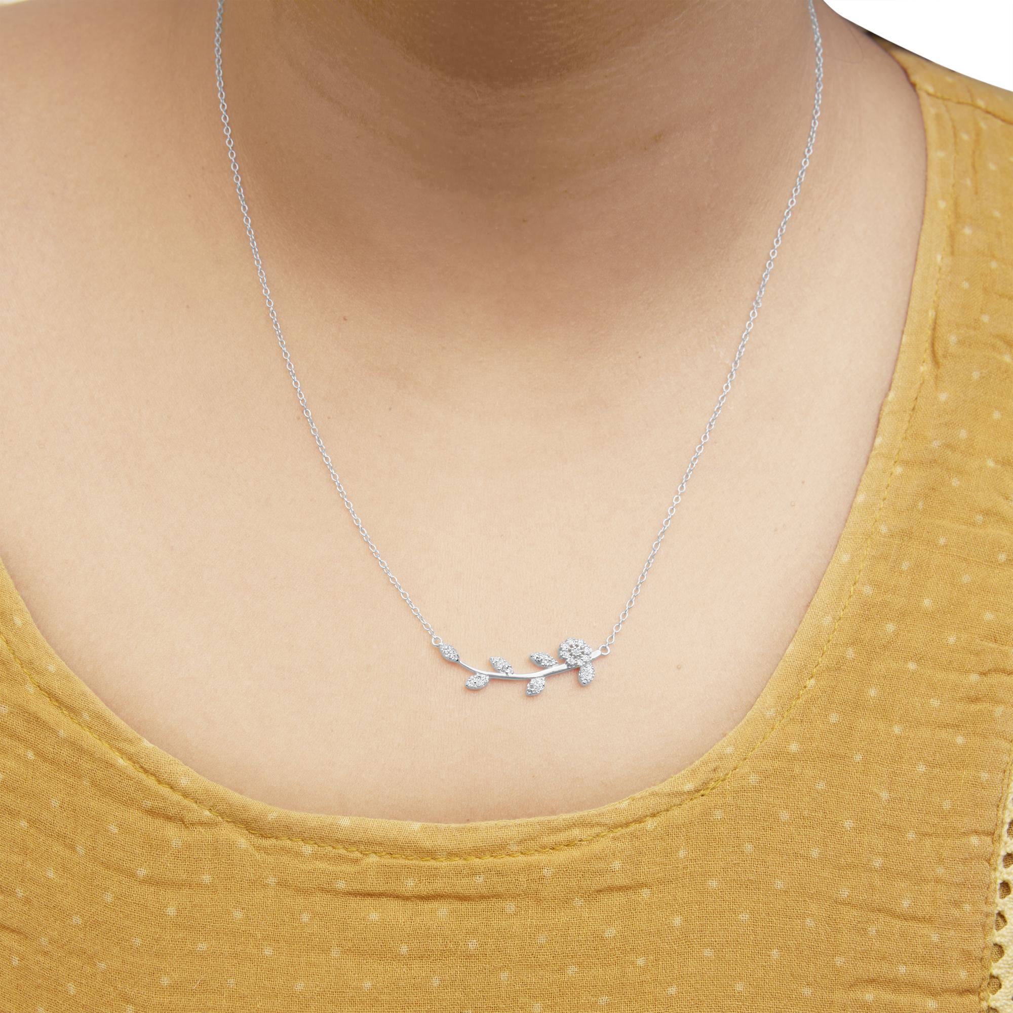 Taglio rotondo Collana con ciondolo a forma di foglia e ramo in argento 925 con diamante da 1/5 Cttw in vendita