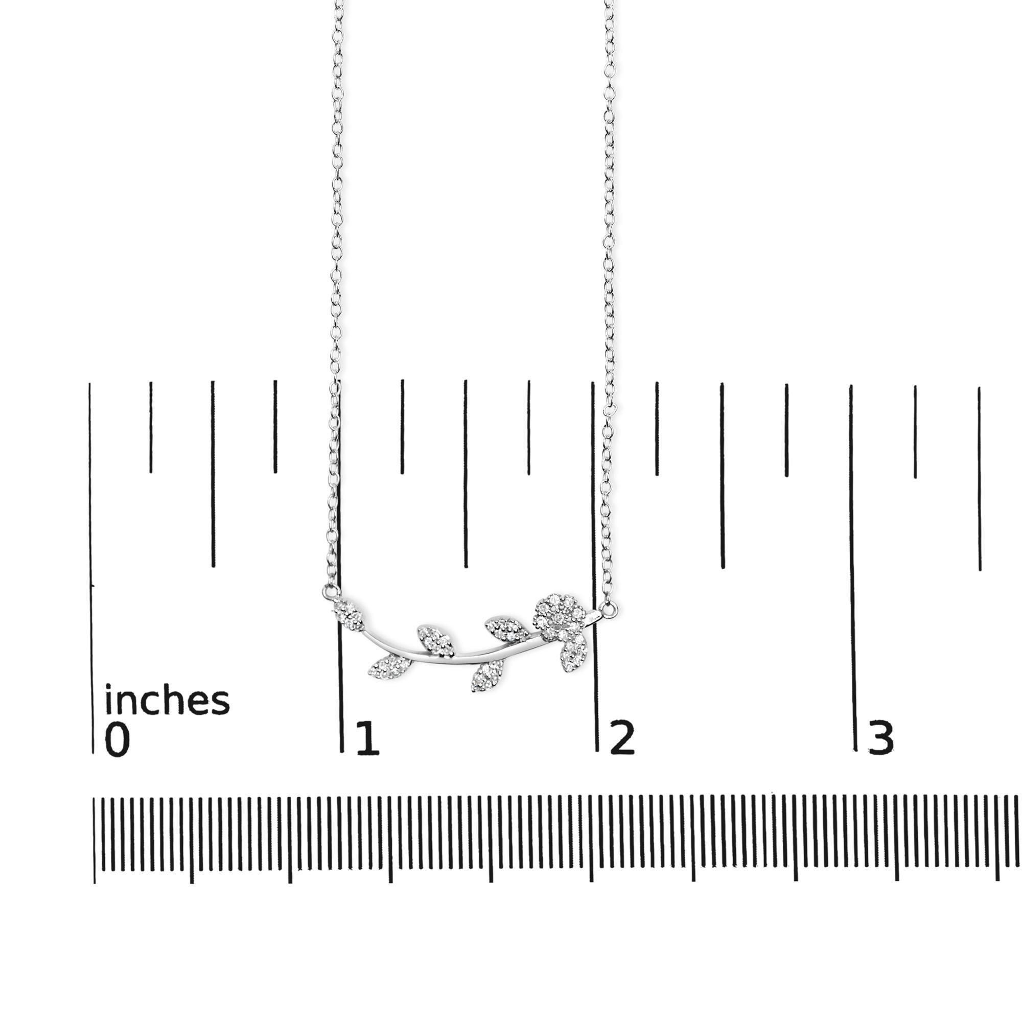 Collana con ciondolo a forma di foglia e ramo in argento 925 con diamante da 1/5 Cttw In condizioni Nuovo in vendita a New York, NY