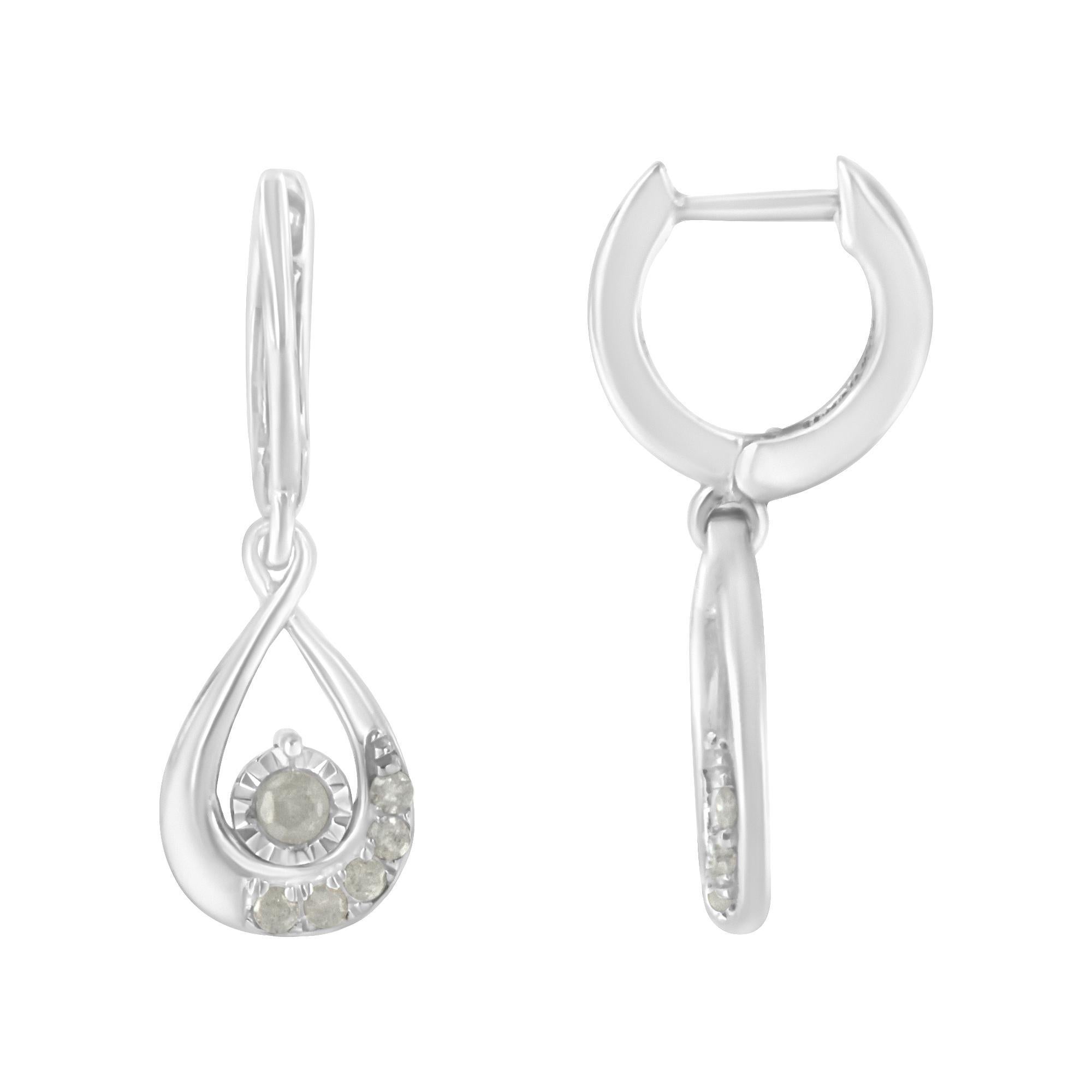 Un incantevole paio di orecchini con diamanti a goccia e pendenti, perfetti per aggiungere un tocco di luce a qualsiasi abbigliamento. Ogni orecchino presenta un design a goccia con diamanti taglio rosa. Realizzato in argento sterling, ha un peso