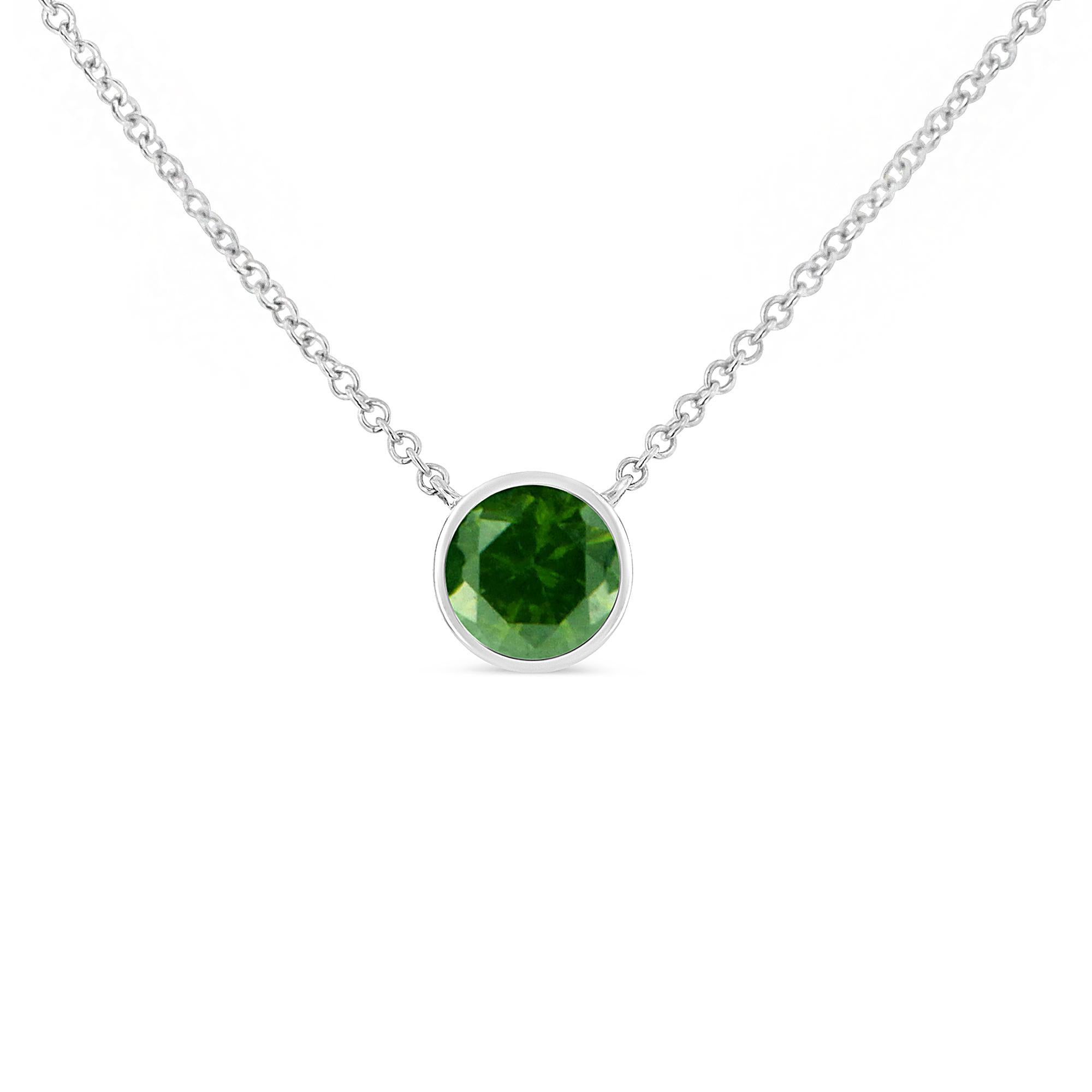 Elegante e sorprendente, questo ciondolo in argento 925 presenta un singolo diamante verde trattato al centro. Il diamante è trattato nel colore e incastonato in un'intramontabile castone. Il peso totale dei diamanti di questo pezzo è di 1/5 cttw e