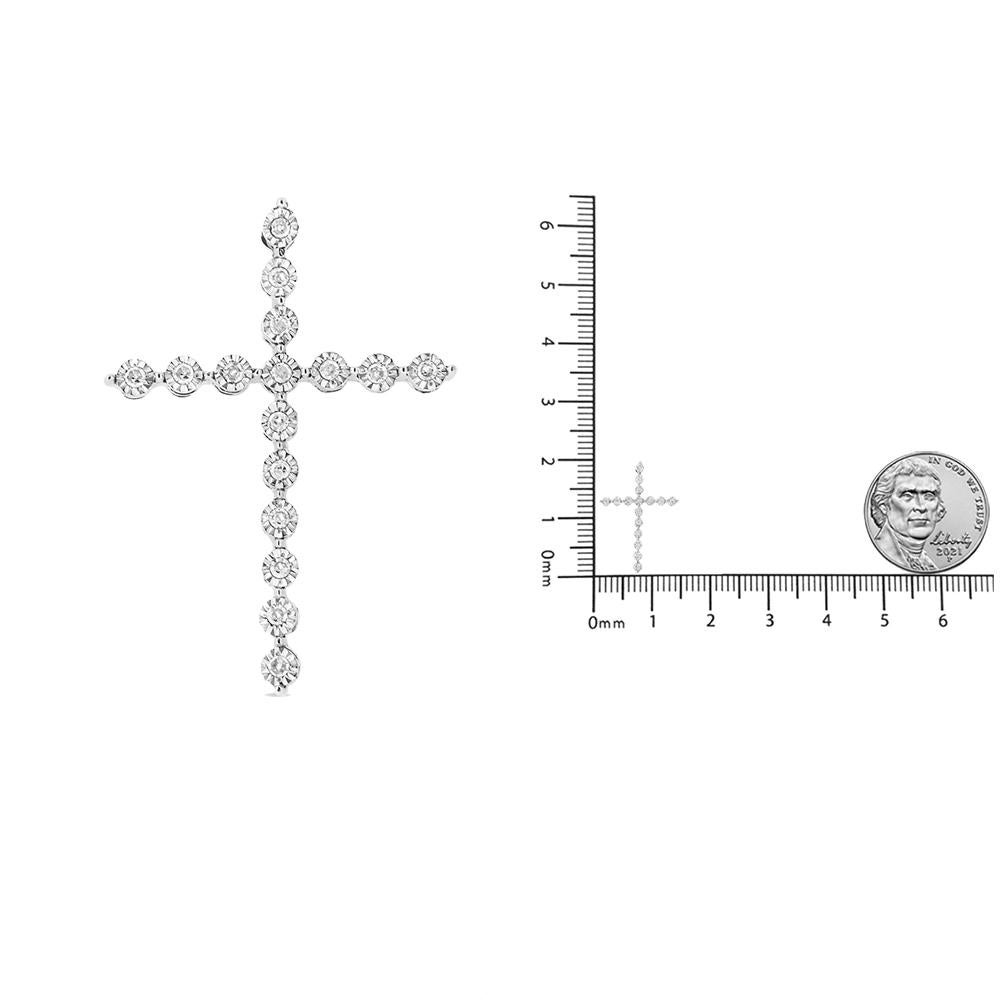 Round Cut .925 Sterling Silver 1/6 Carat Diamond Cross Pendant Necklace For Sale