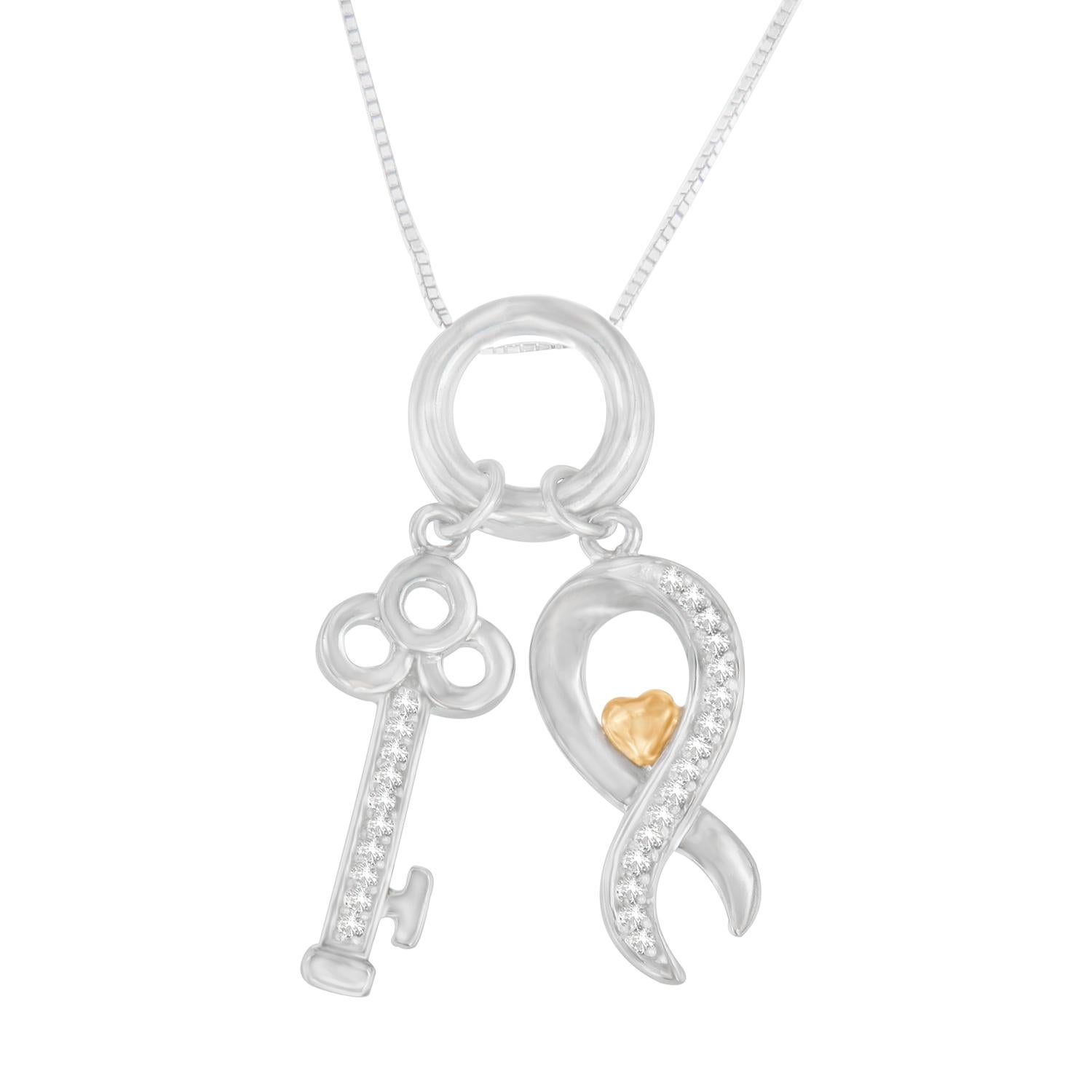 Chargé d'élégance et d'étincelles, ce pendentif en diamant présente un design unique et divers détails étincelants. Il représente une breloque de clé, et un ruban avec un petit cœur plaqué rose à l'intérieur qui pend au disque circulaire. Ce