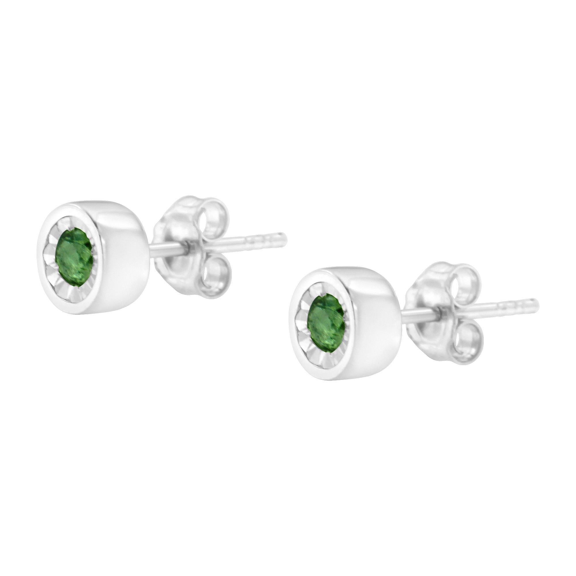 .925 Sterling Silver 1/6 Carat Treated Green Diamond Bezel Stud Earrings In New Condition For Sale In New York, NY