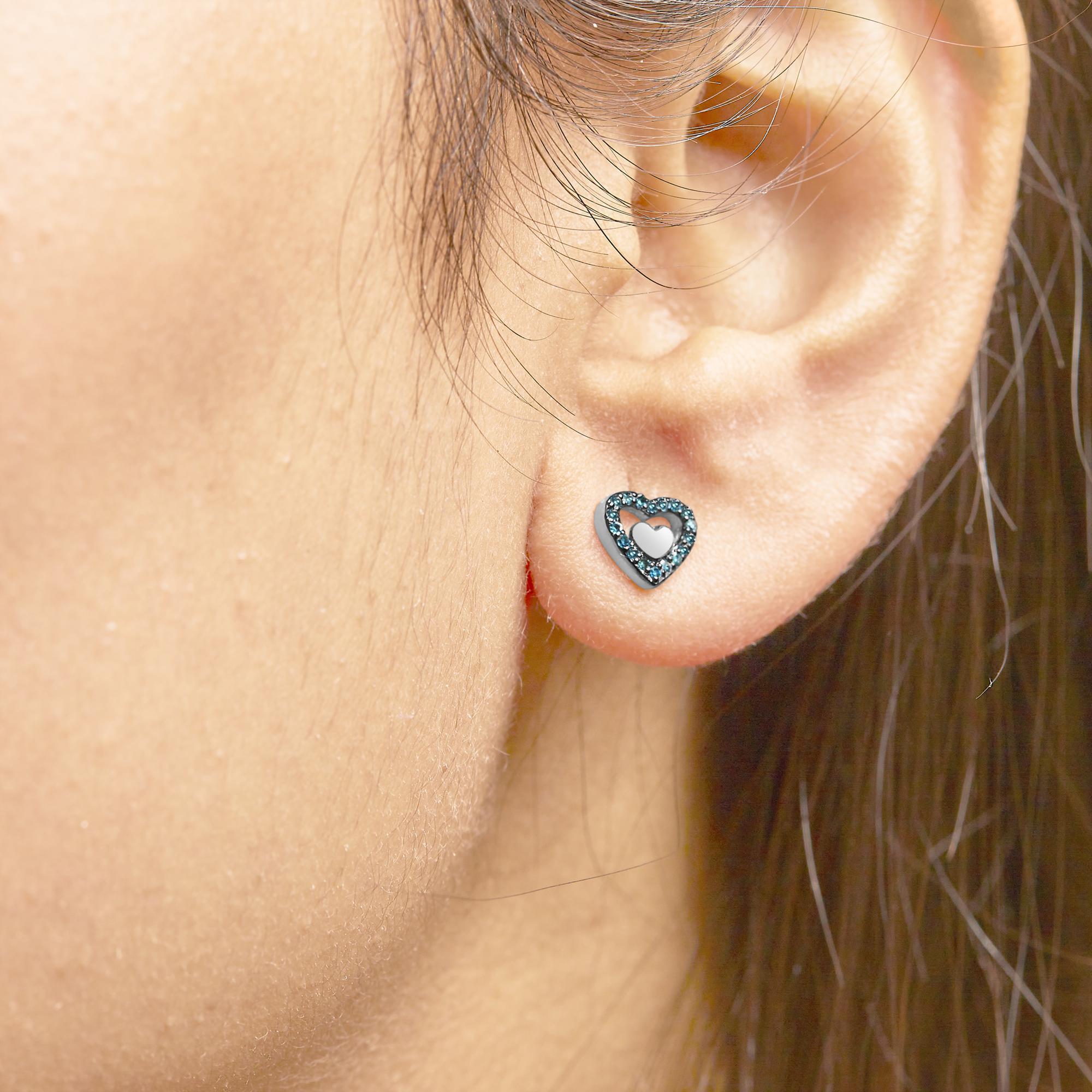 Taglio rotondo .925 A. Silver 1/6 Cttw Blue Diamond Open Double Heart Stud Earrings (orecchini a cuore aperto) in vendita