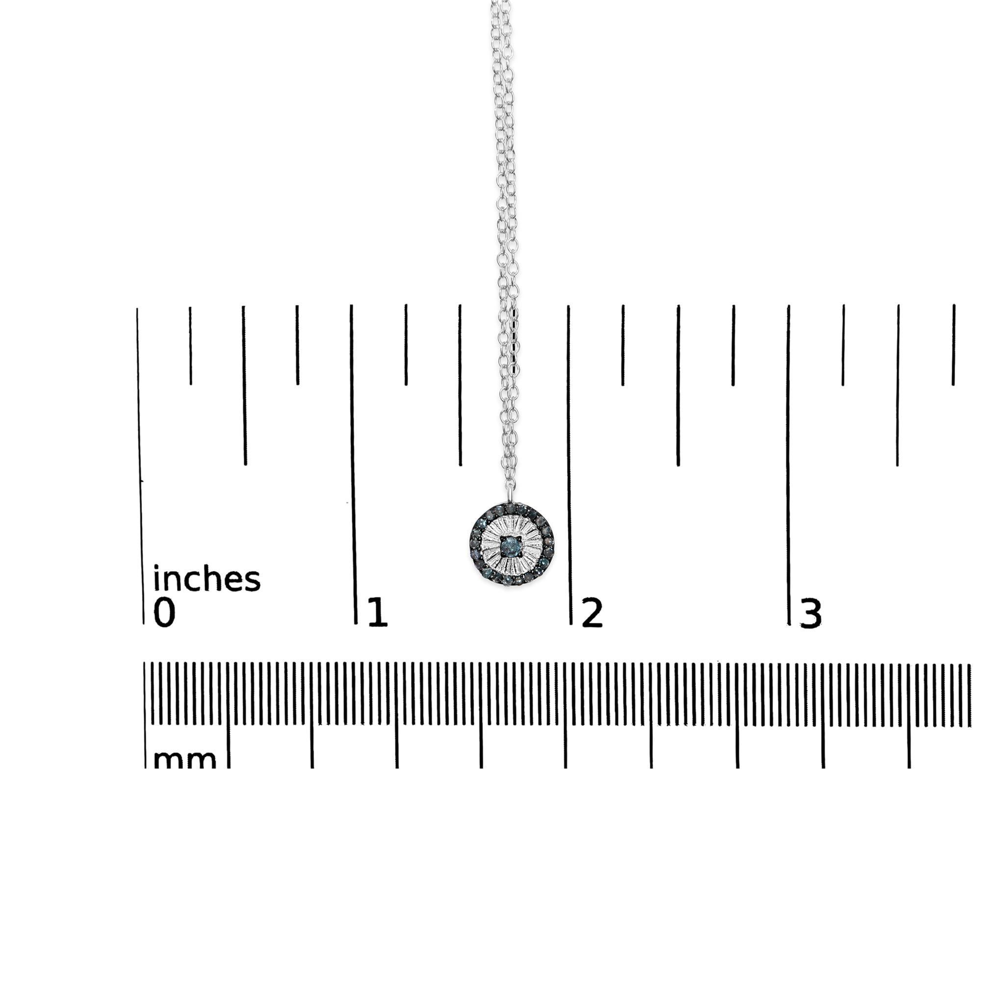 Collana con ciondolo a forma di ruota e raggi in argento 925 con 1/6 ctw di diamante blu In condizioni Nuovo a New York, NY