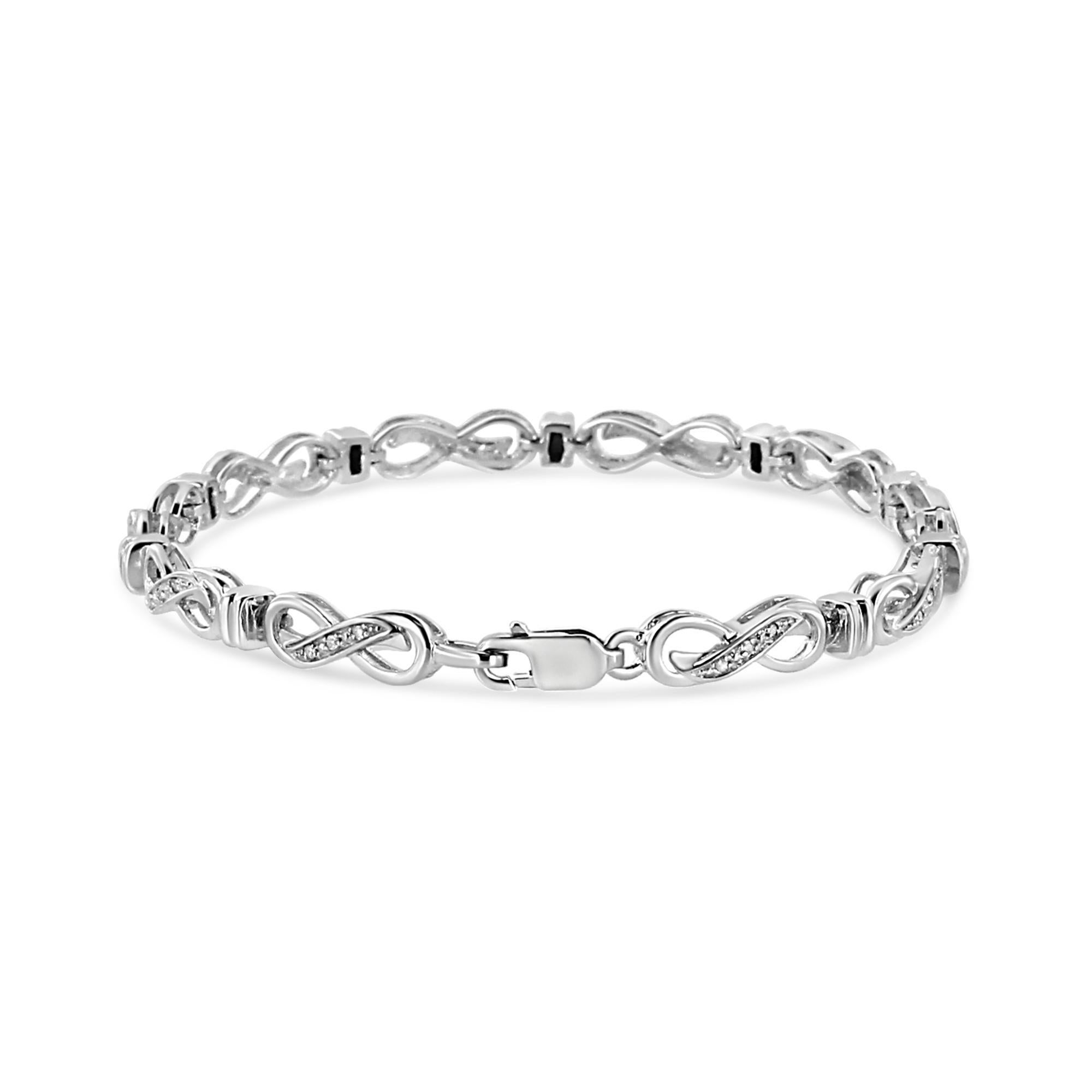 Mostra il tuo amore eterno regalando questo braccialetto con maglie a forma di infinito. Ogni maglia è realizzata in vero argento 925, placcata in rodio (un metallo della famiglia del platino) per una vita senza appannamenti e impreziosita da