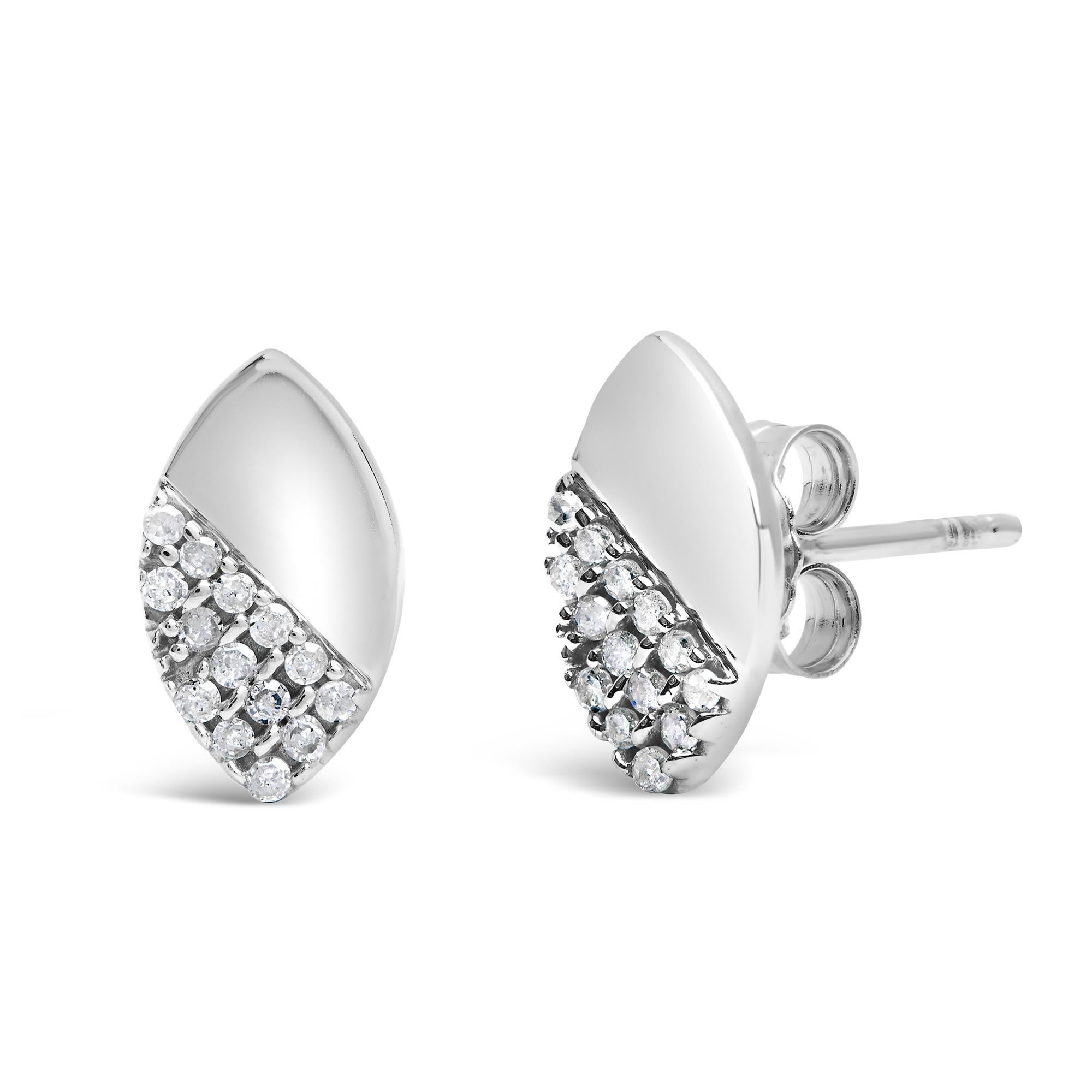 Realizzati con la massima precisione, questi eleganti orecchini fondono un fascino senza tempo con un design contemporaneo. Realizzato in argento 925 rodiato, ogni pezzo presenta un'accattivante forma a pera, ingegnosamente divisa in due metà