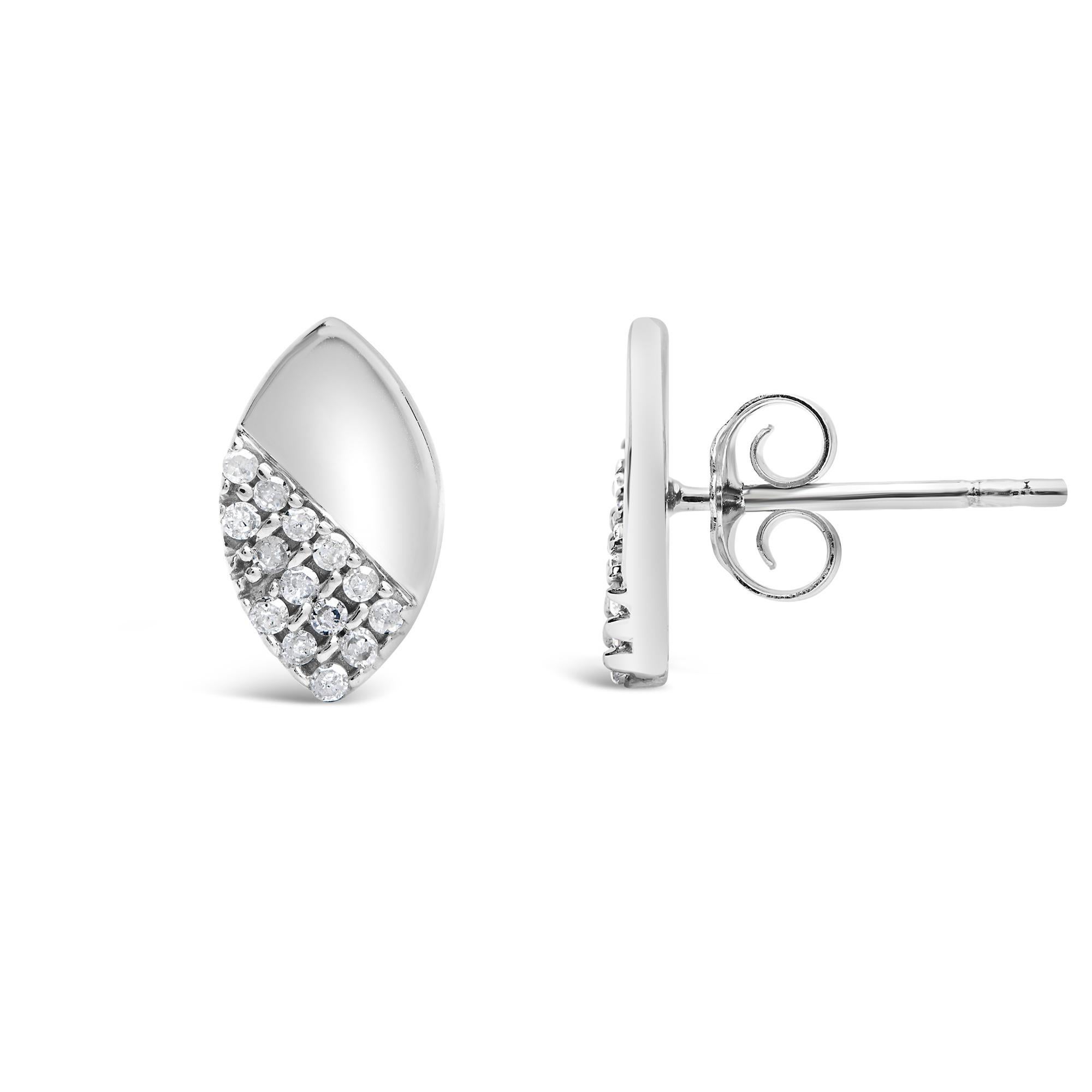 Moderno Orecchini a pera in argento 925 con diamante da 1/6 Cttw e lucidatura a specchio in vendita