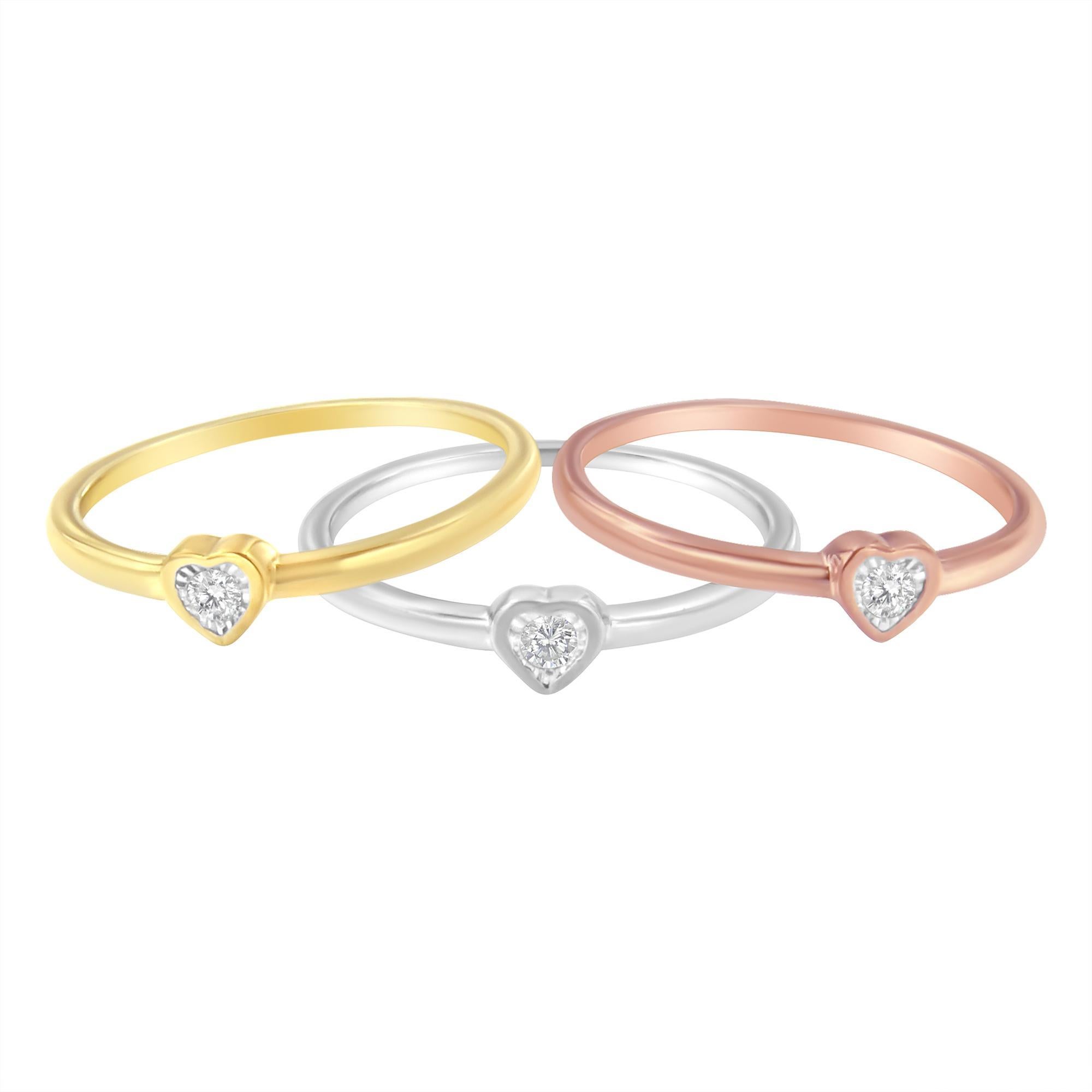 Set di anelli impilabili con diamanti a forma di cuore. Ogni anello presenta un miracolo di diamante rotondo centrale incastonato in una montatura in argento giallo, bianco o rosa. I diamanti pesano 1/6 carati tdw.

Caratteristiche del prodotto:
 -