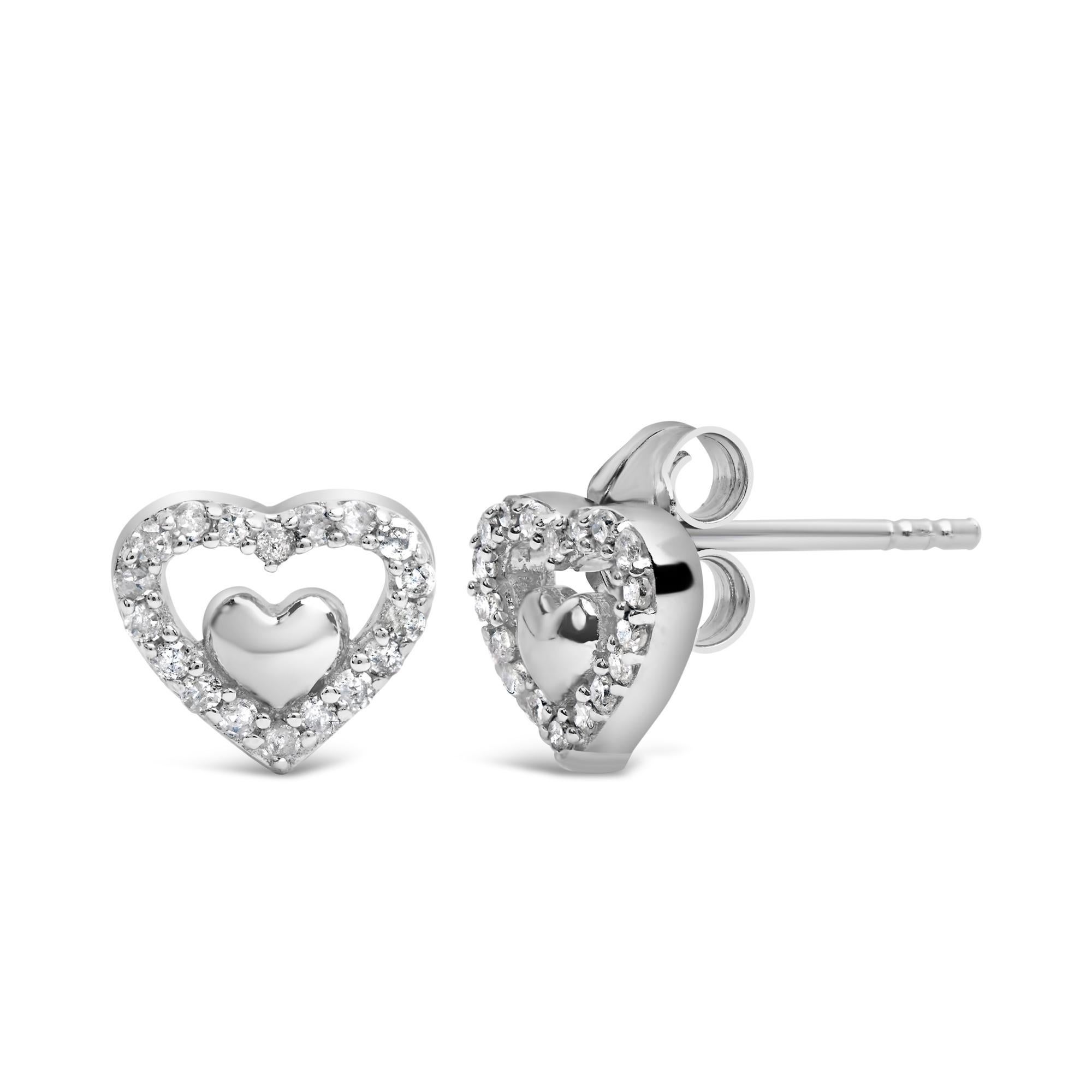 Voici un chef-d'œuvre éblouissant qui incarne l'amour et l'élégance. Ces exquises boucles d'oreilles à double cœur ouvert en argent 925 sont un véritable symbole d'affection. Réalisées avec une attention méticuleuse aux détails, ces boucles