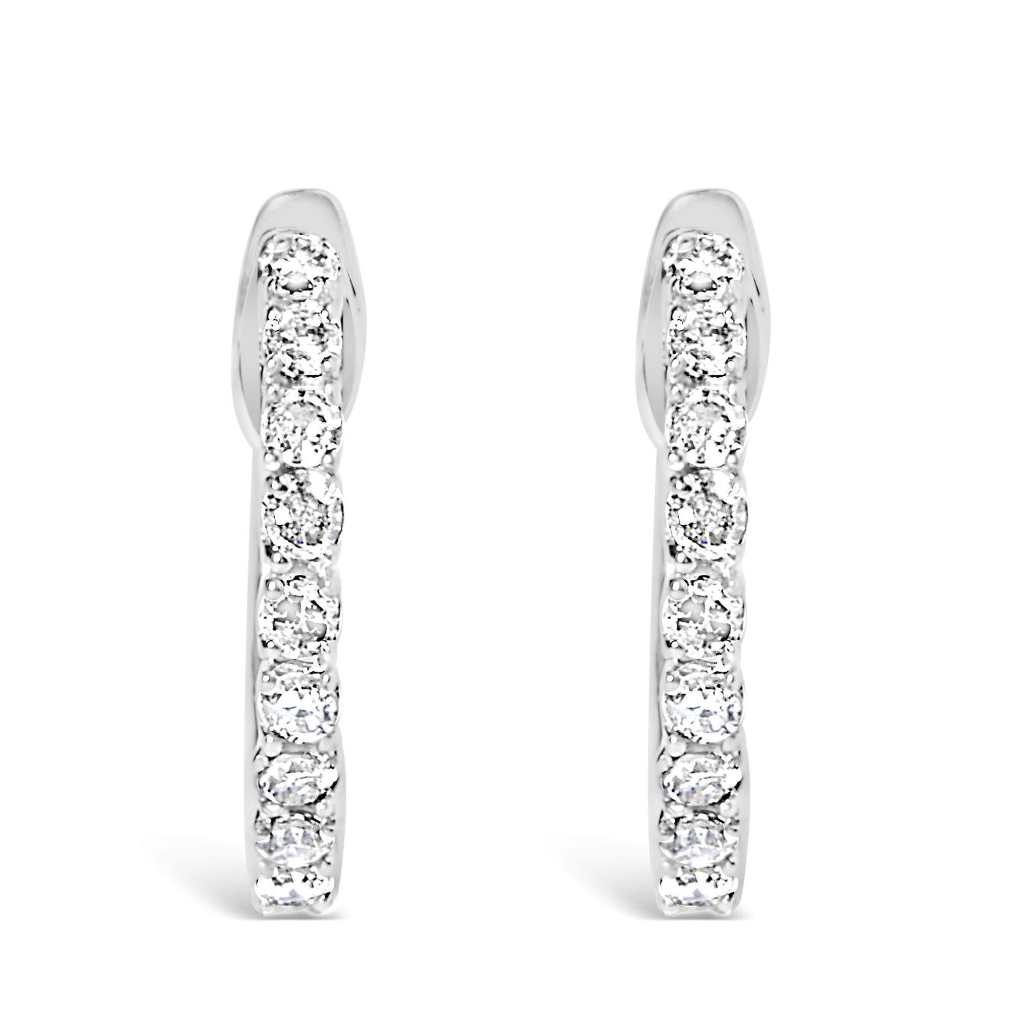Eleganza con i nostri orecchini a cerchio Petite, una fusione di grazia e raffinatezza. Realizzati in argento 925, incarnano una bellezza senza tempo. Ornati da 20 diamanti rotondi naturali per un totale di 1/6 cttw, emanano uno scintillio ipnotico.