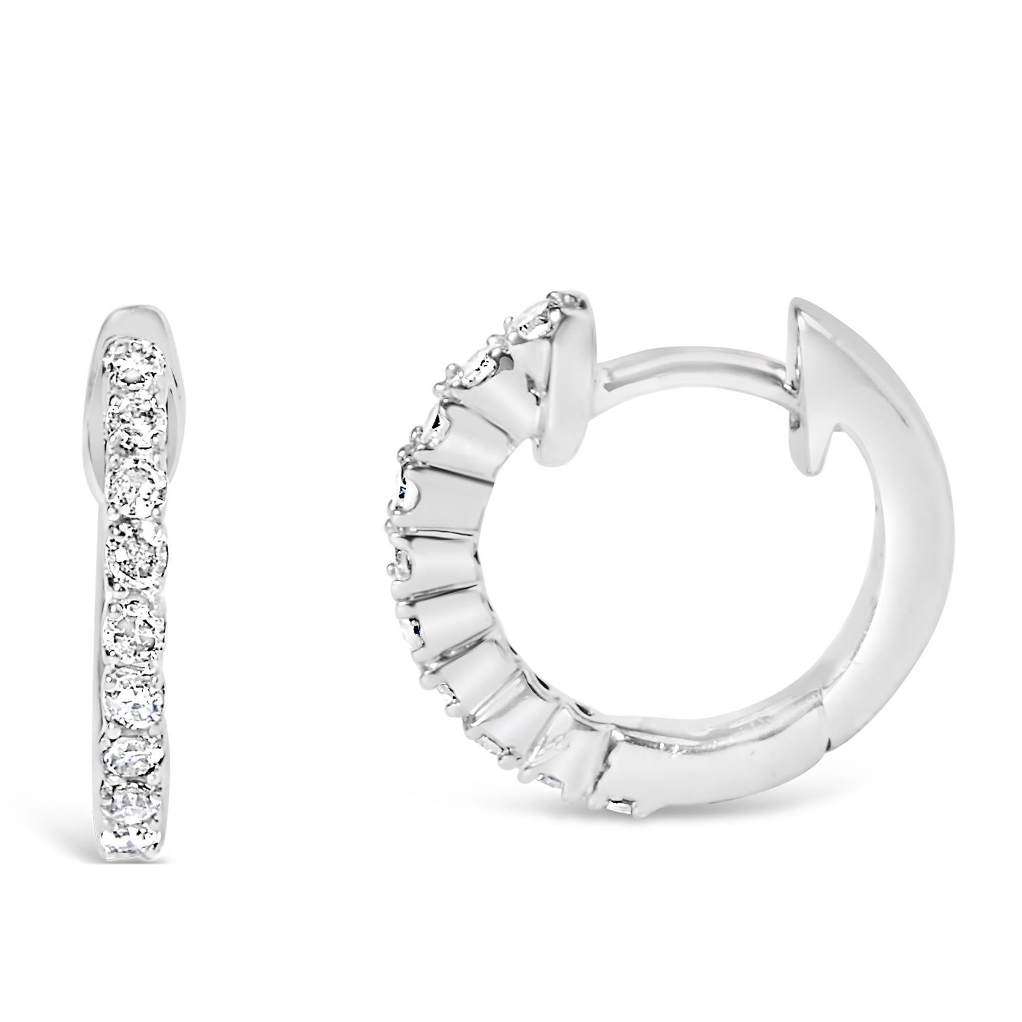 Moderno Orecchini a cerchio Petite in argento 925 con diamante da 1/6 ctw in vendita