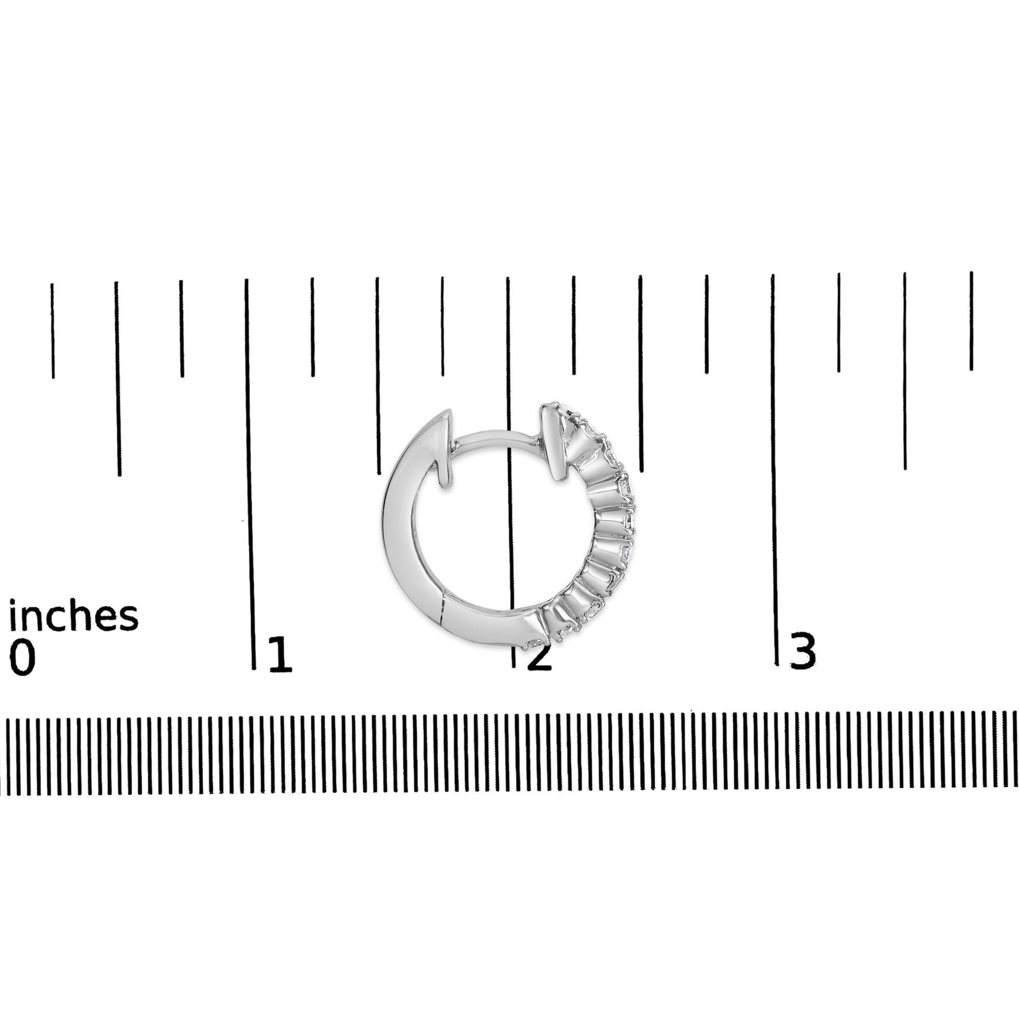 Orecchini a cerchio Petite in argento 925 con diamante da 1/6 ctw In condizioni Nuovo in vendita a New York, NY