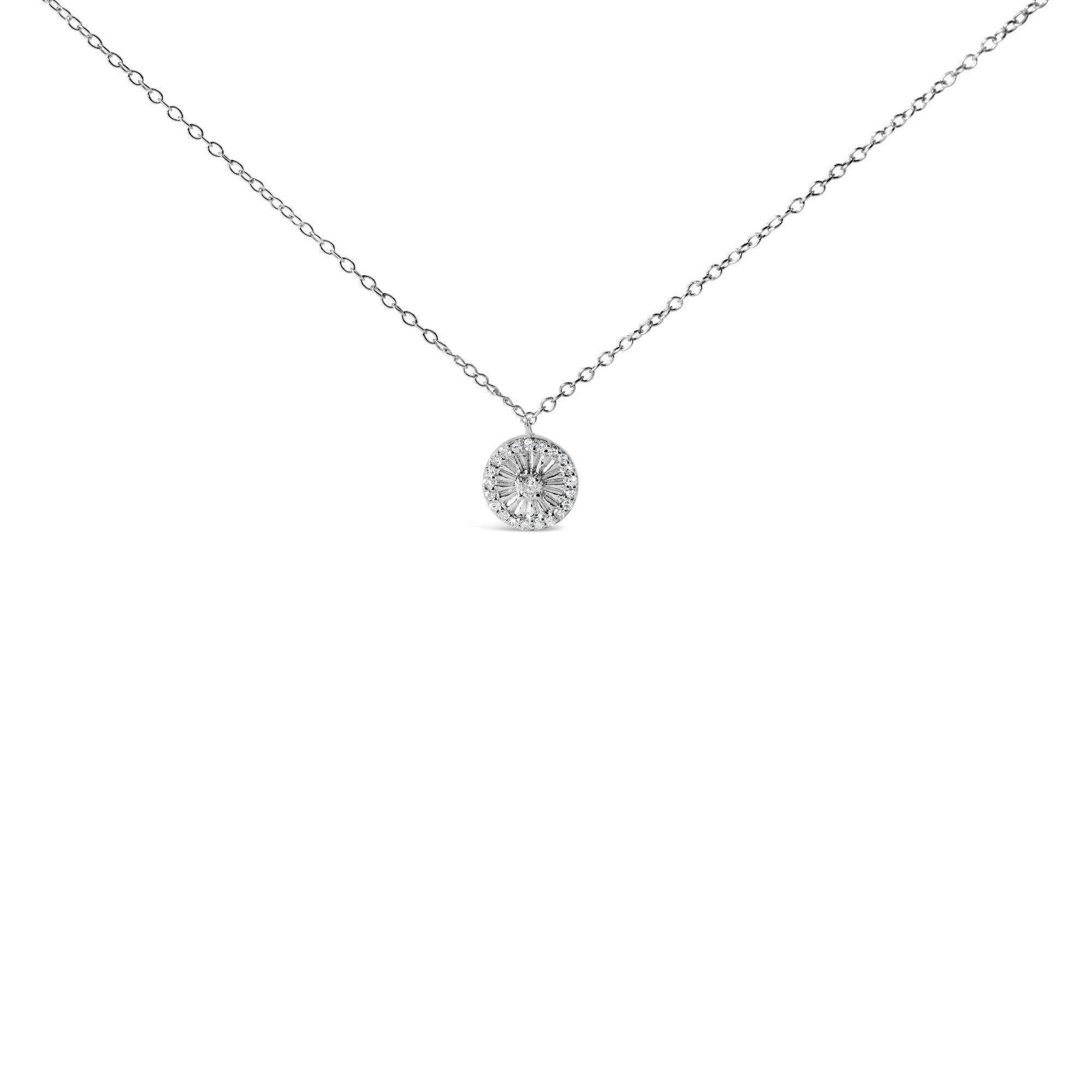 Abbraccia la brillantezza della semplicità e dell'eleganza con questa collana con ciondolo di squisita fattura, dove l'argento sterling 925 abbraccia una costellazione di diamanti naturali estratti dalla terra. Al centro di questo affascinante