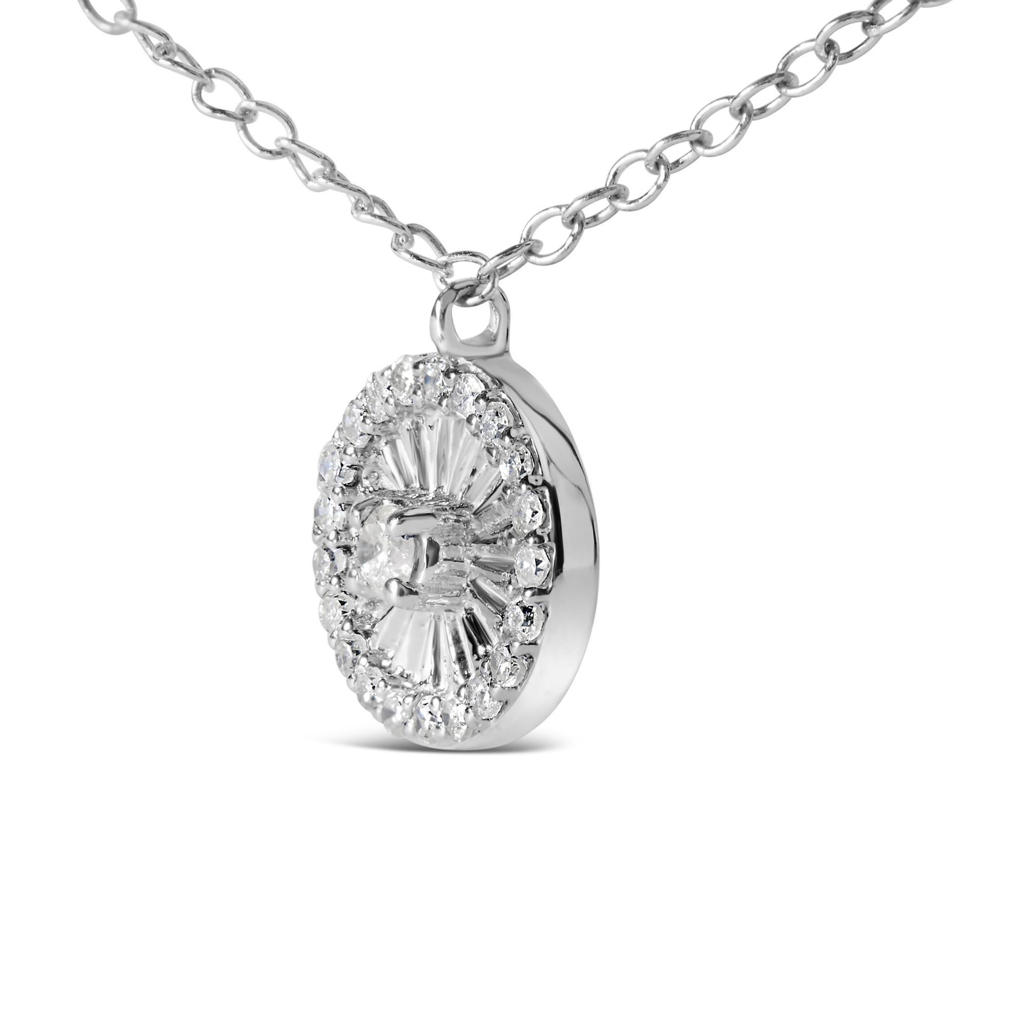 Moderno Collana con ciondolo a forma di ruota e raggi in argento 925 con 1/6 Cttw di diamante in vendita