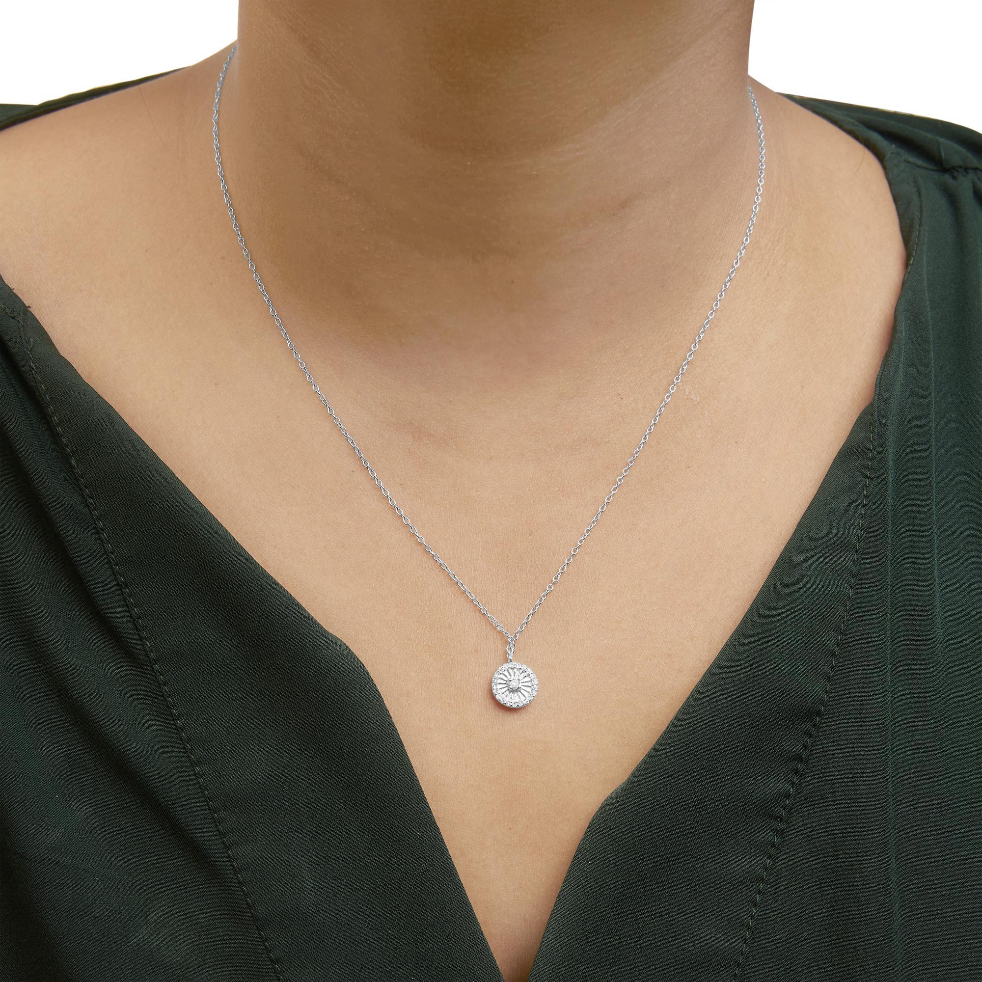 Taglio rotondo Collana con ciondolo a forma di ruota e raggi in argento 925 con 1/6 Cttw di diamante in vendita