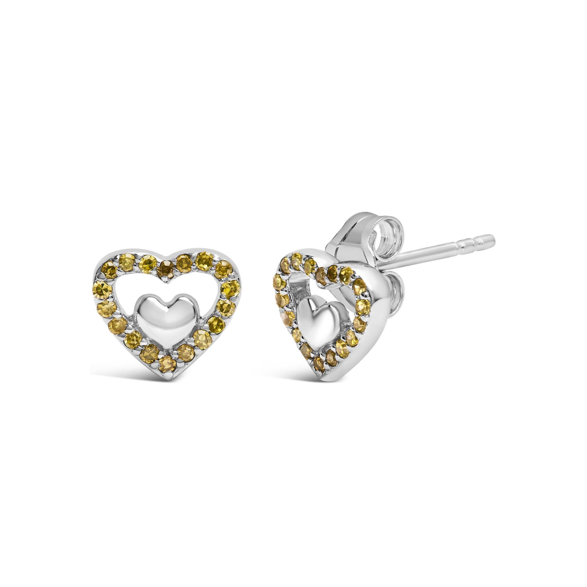Lasciati conquistare dal fascino radioso di questi orecchini aperti a doppio cuore in argento Sterling 925. Realizzati con la massima precisione, questi orecchini presentano una splendida serie di 36 diamanti gialli rotondi, per un totale di 1/6