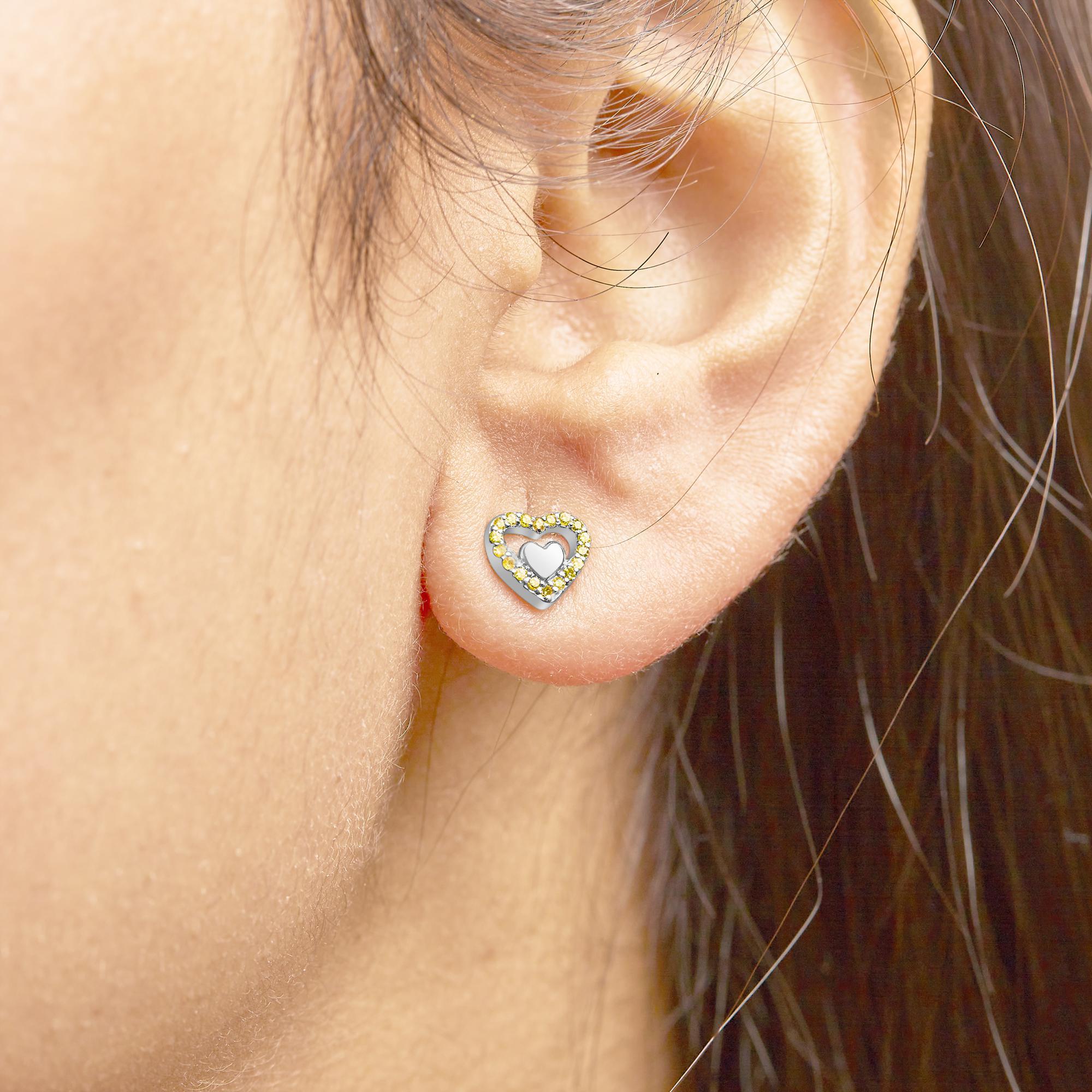 Taglio rotondo .925 A. Silver 1/6 Cttw Yellow Diamond Open Double Heart Stud Earrings (orecchini a cuore aperto) in vendita