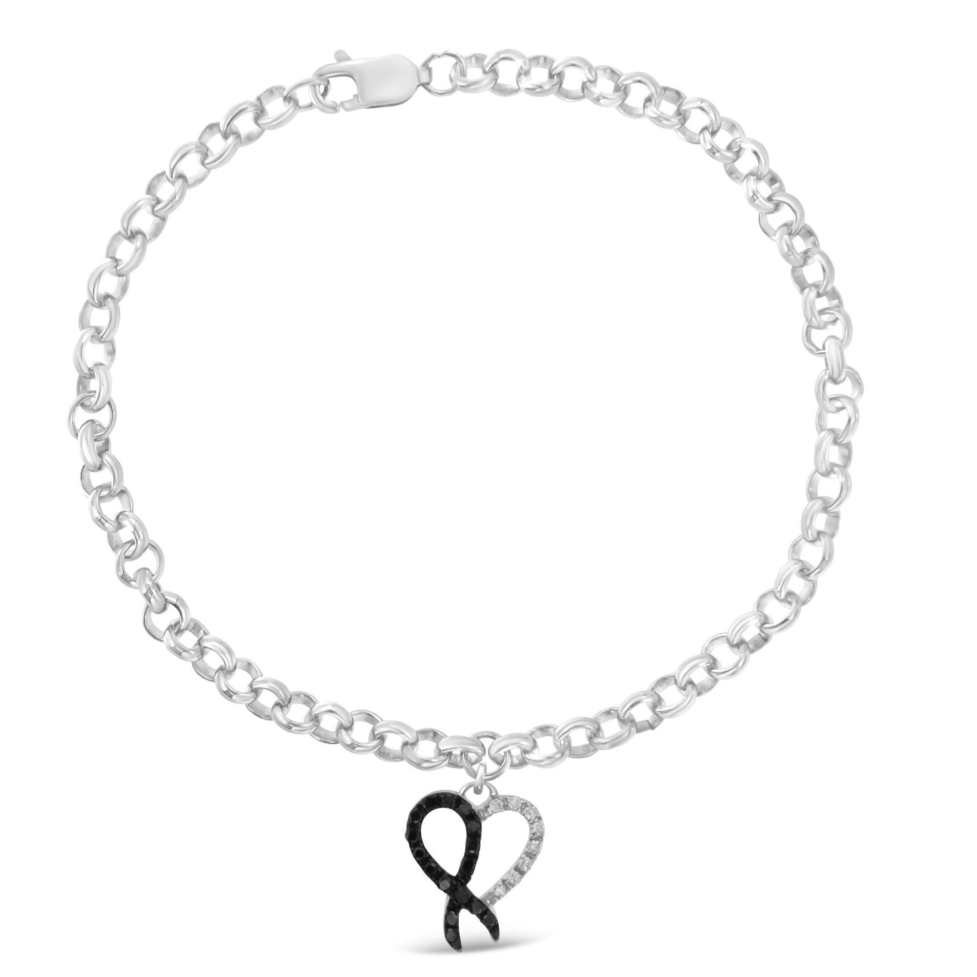 Se la ami, allora dimostralo regalandole questo bellissimo braccialetto di charme. A forma di cuore, questo Jewell è realizzato in argento sterling di alta qualità. Lucidato a specchio, l'elegante bracciale è impreziosito da diamanti bianchi e neri